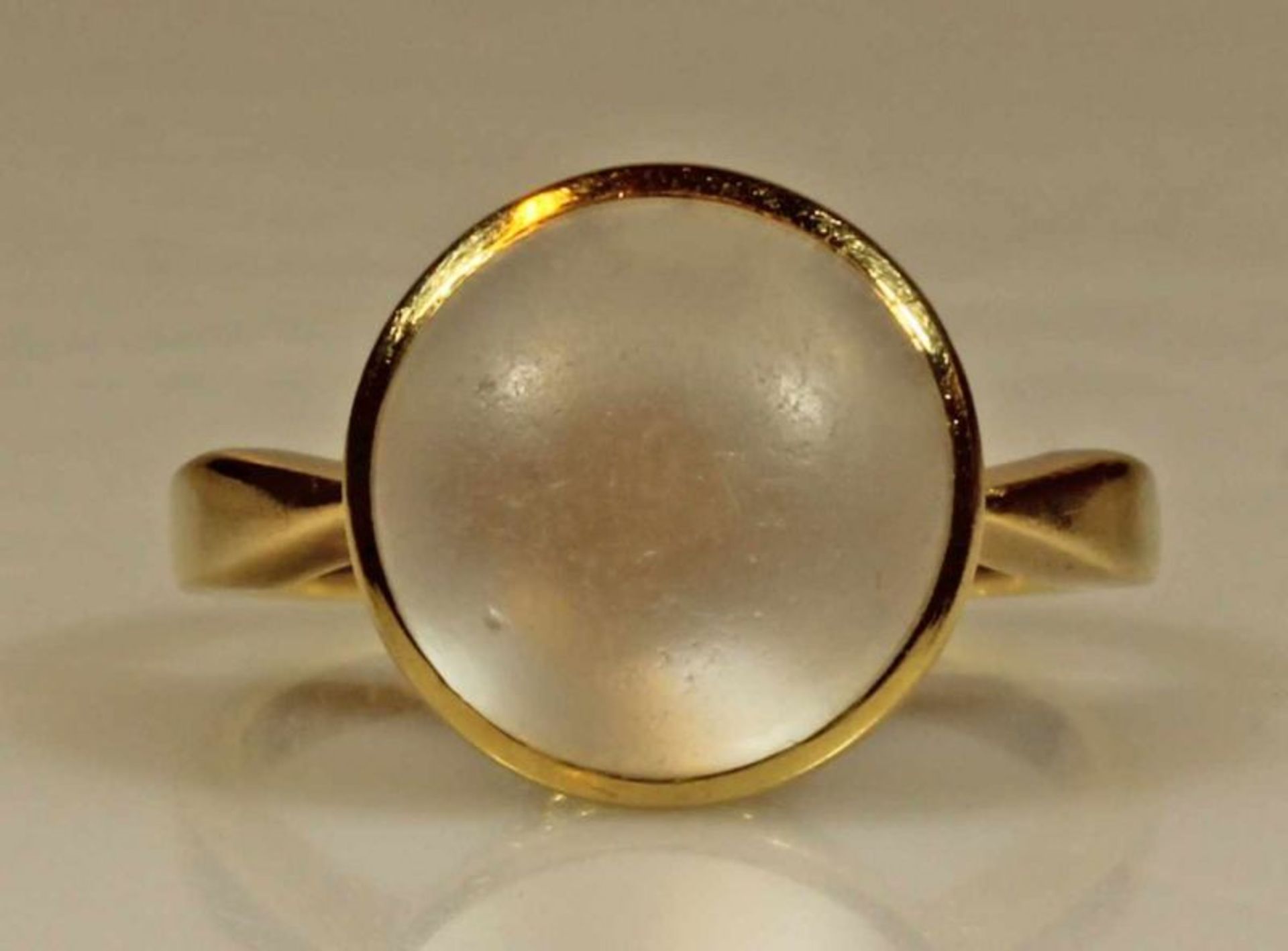 Ring, GG 750, 1 runder Mondstein-Cabochon ø ca. 12 mm, 6.2 g, RM 16.5 20.00 % buyer's premium on the