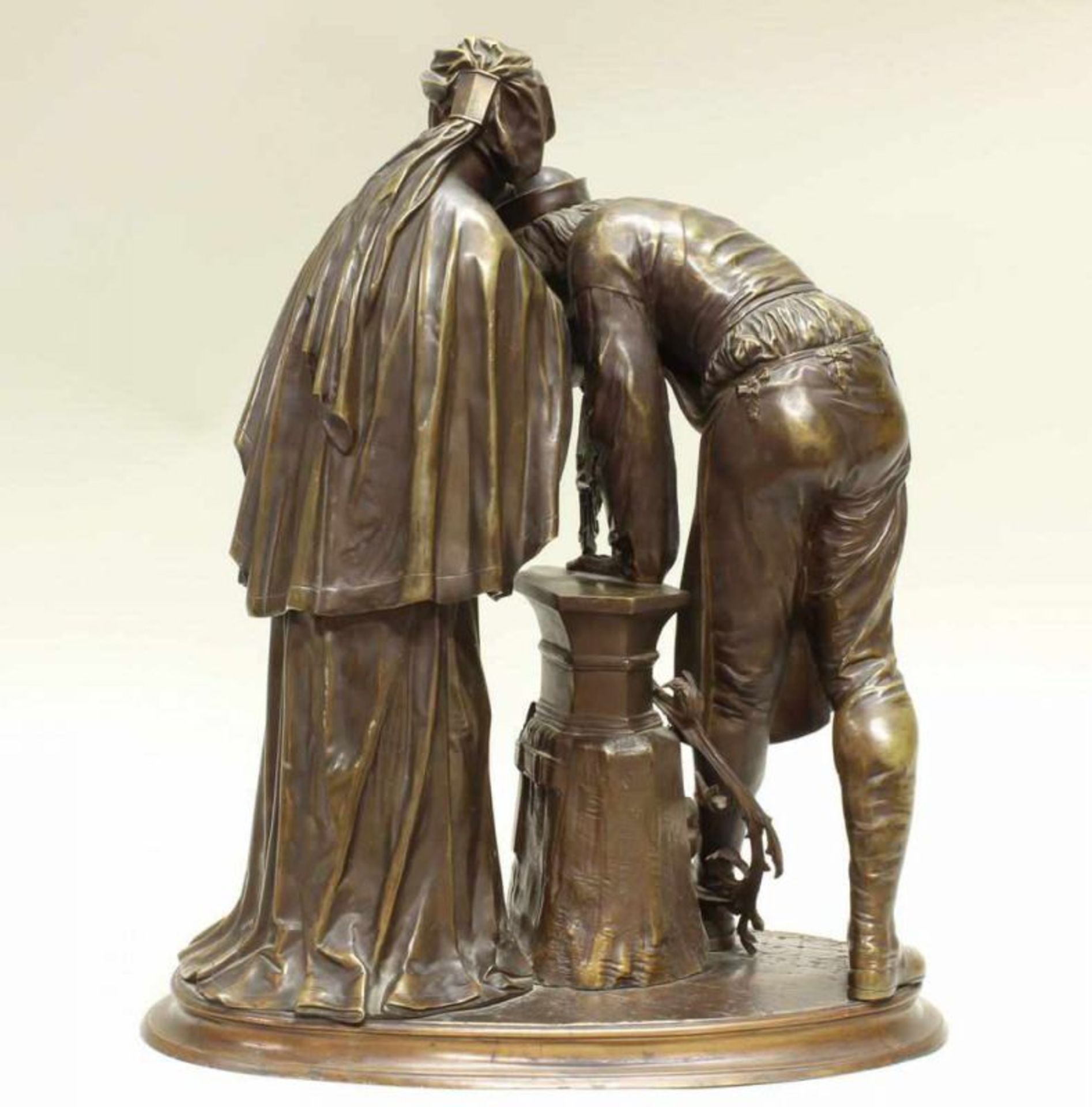 Bronze, "Präsentation des Kunstwerkes", eine Nonne zeigt einem Schmied einen Klappaltar, auf dem - Image 5 of 7