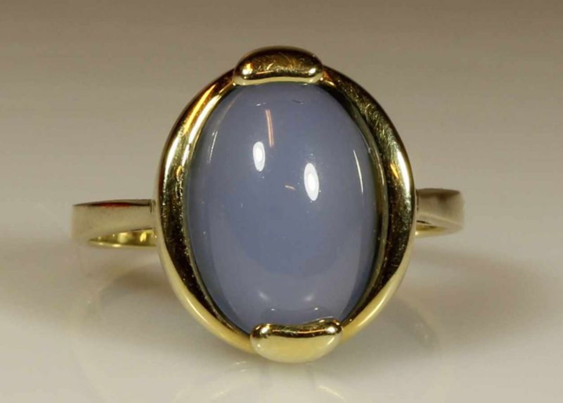 Ring, GG 585, Mondstein-Cabochon, 5 g, RM 19 20.00 % buyer's premium on the hammer price 19.00 % VAT