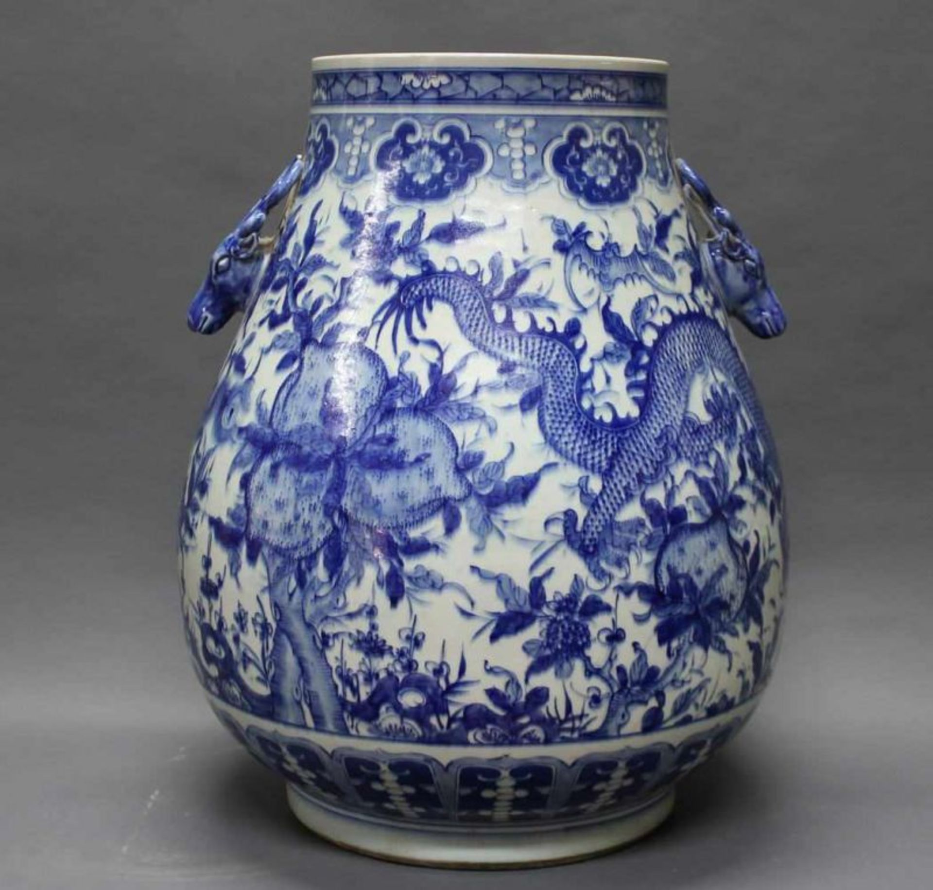 Große bauchige Vase, China, 20. Jh., Porzellan, blauer Dekor, Drachen- und florale Darstellungen,