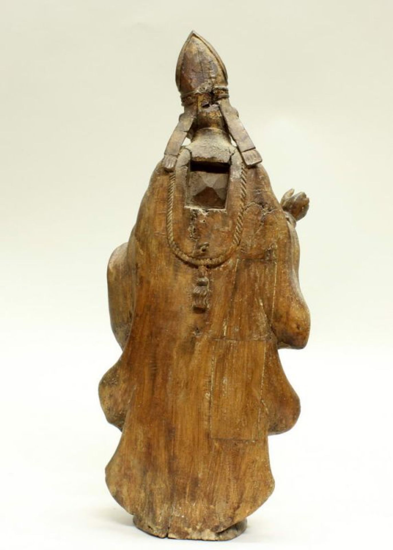 2 kleine Skulpturen, Holz geschnitzt, "Heilige Bischöfe", 34 cm bzw. 36 cm hoch, 18./19 Jh., - Image 4 of 7