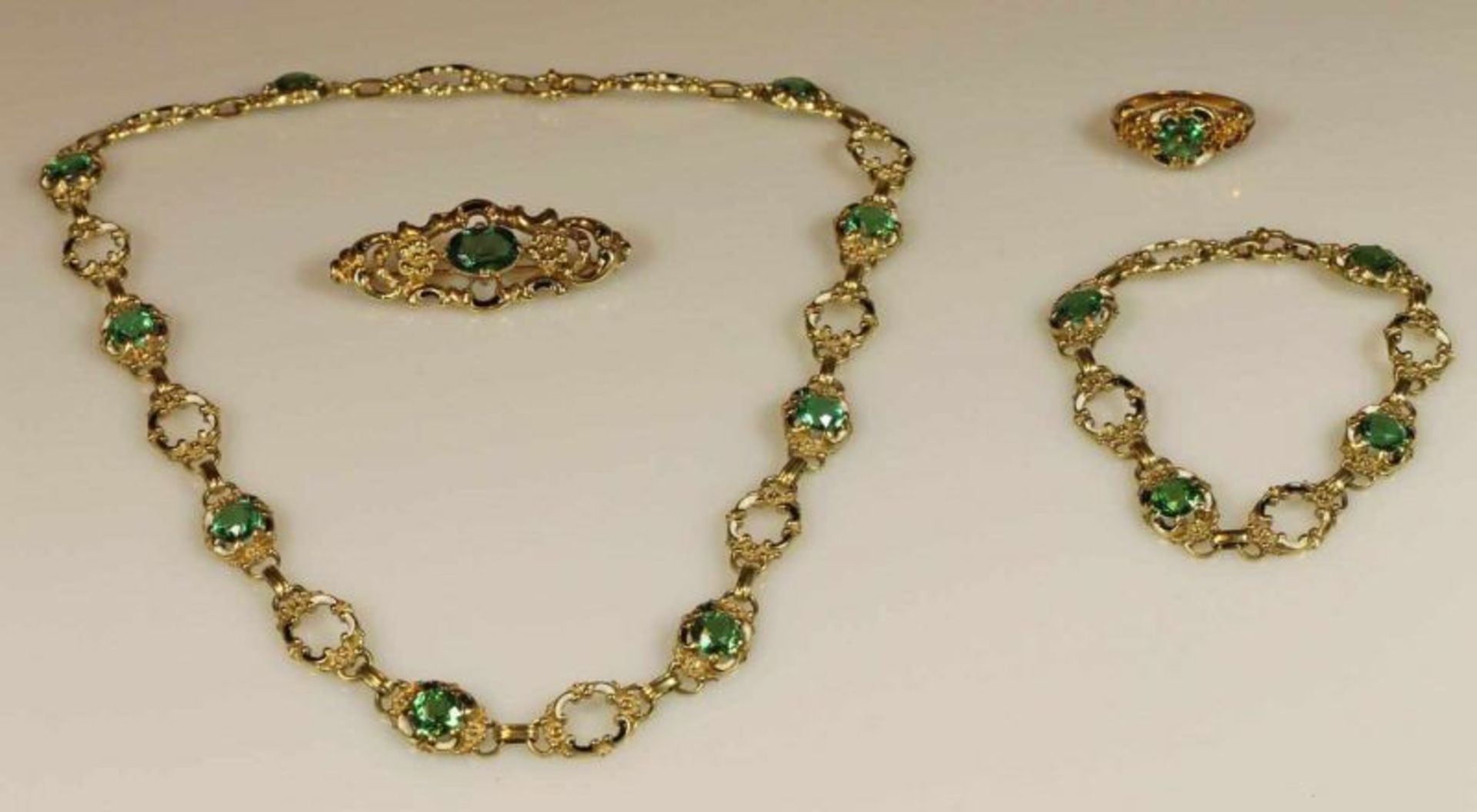 Schmuckset: Collier, Armband, Brosche, Ring, Ende 19. Jh., GG 585, teilemailliert, 15 runde bzw.