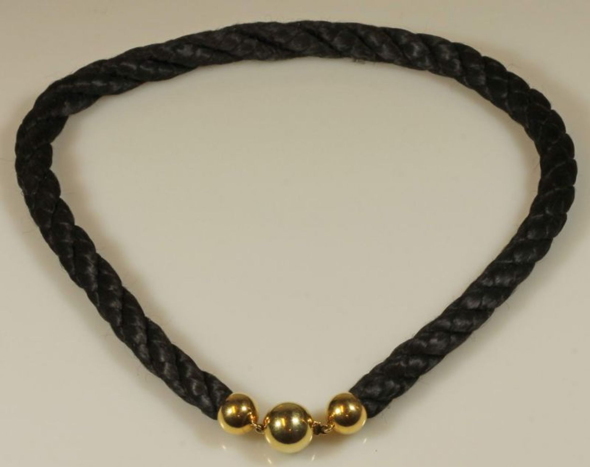 Halskette, schwarze Seidenschnur ø 10 mm, Kugelschließe und Kapseln GG 585, 44 cm lang 20.00 %