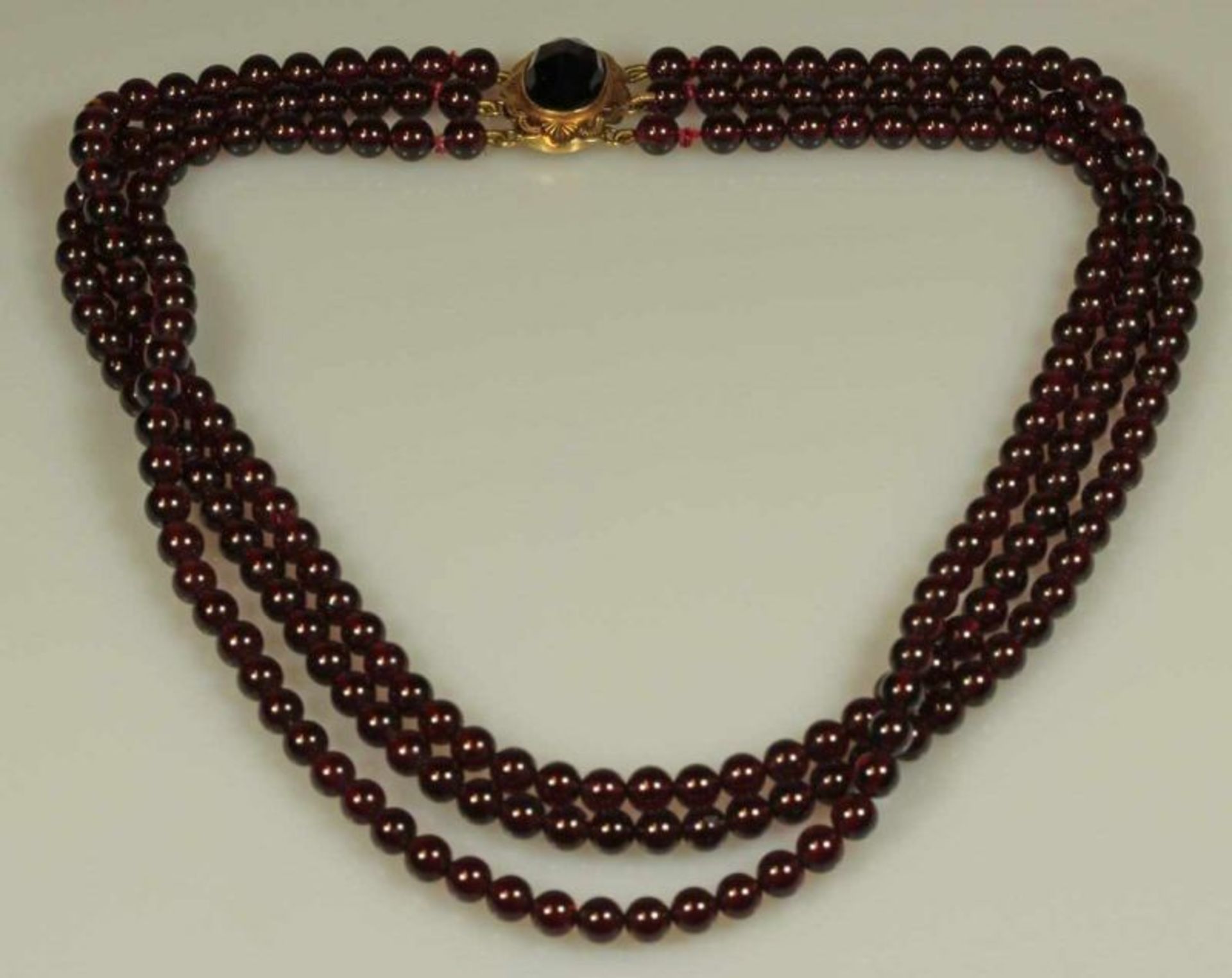 Collier, Granat-Kugeln, dreireihig, Schließe GG 585, facettierter Granat-Cabochon, 37 cm lang 20.