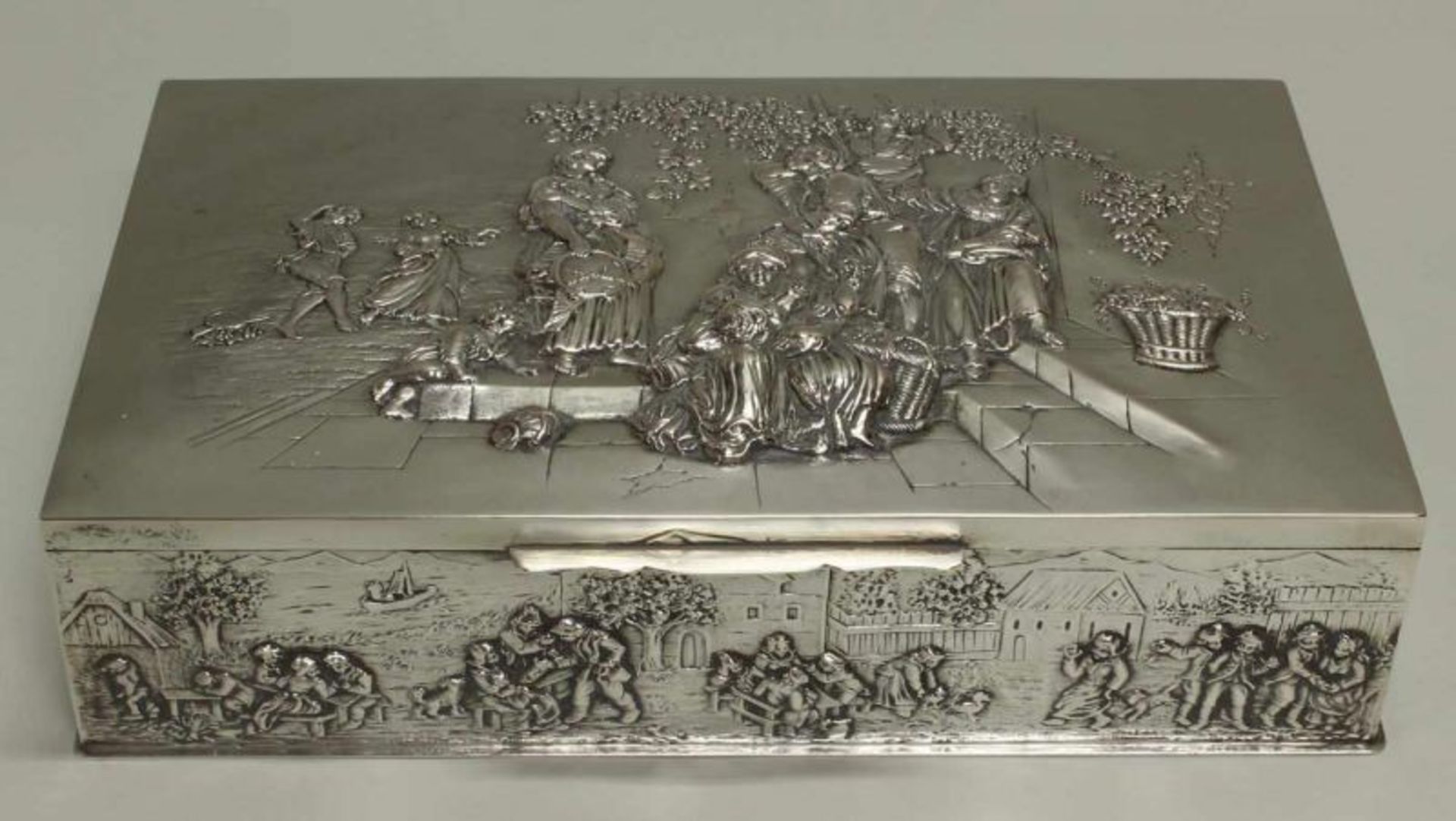 Gebäckdose, Silber 800, deutsch, figuraler Reliefdekor, innen vergoldet, 6 x 26 x 15 cm, ca. 1.375 g