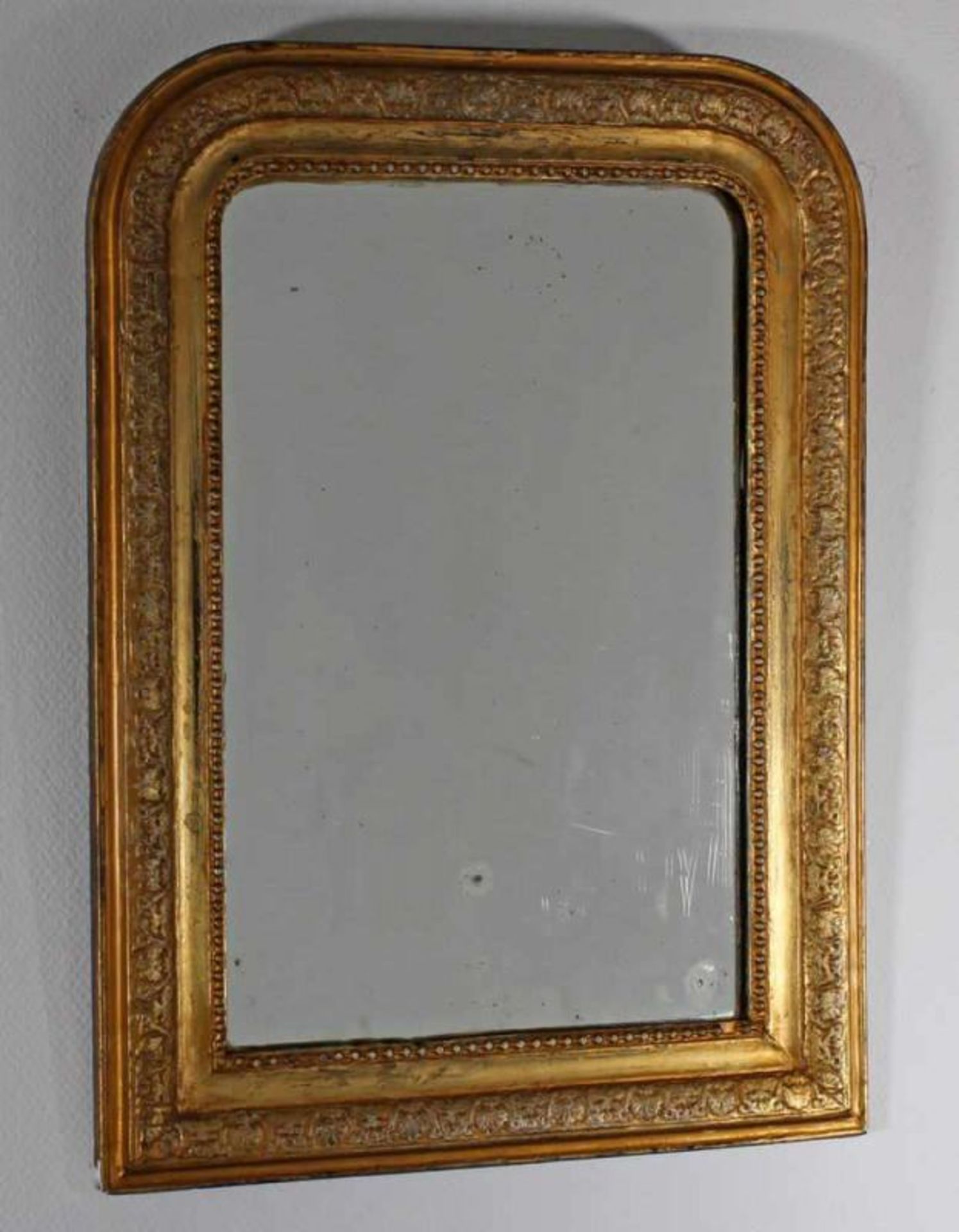 Wandspiegel, Ende 19. Jh., Holz, goldbronziert, Palmettenborte und Perlschnur, 68 x 50 cm 20.00 %