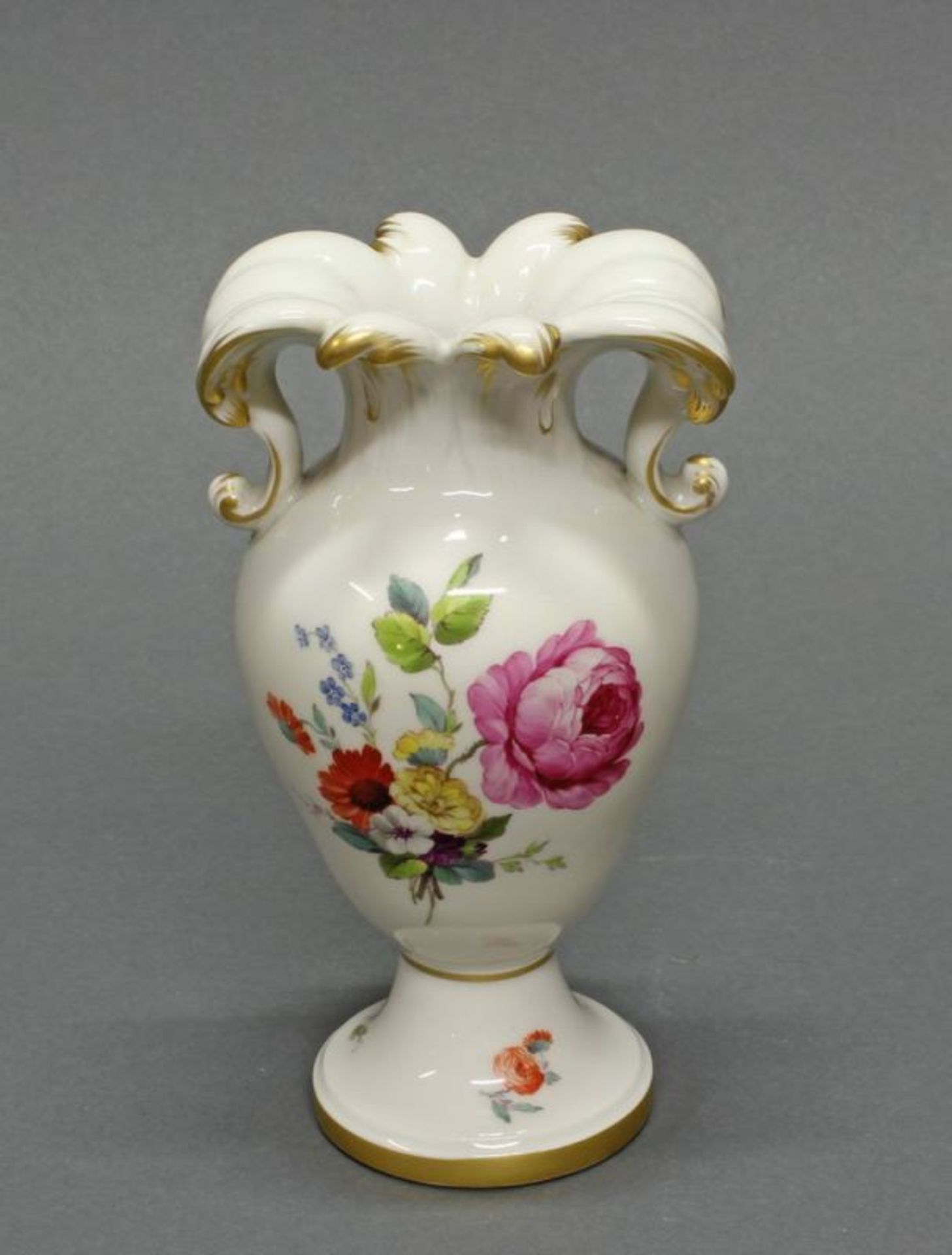 Tischvase, KPM Berlin, Amphorenform, bunte Blumen, Goldstaffage, 14.8 cm hoch 20.00 % buyer's