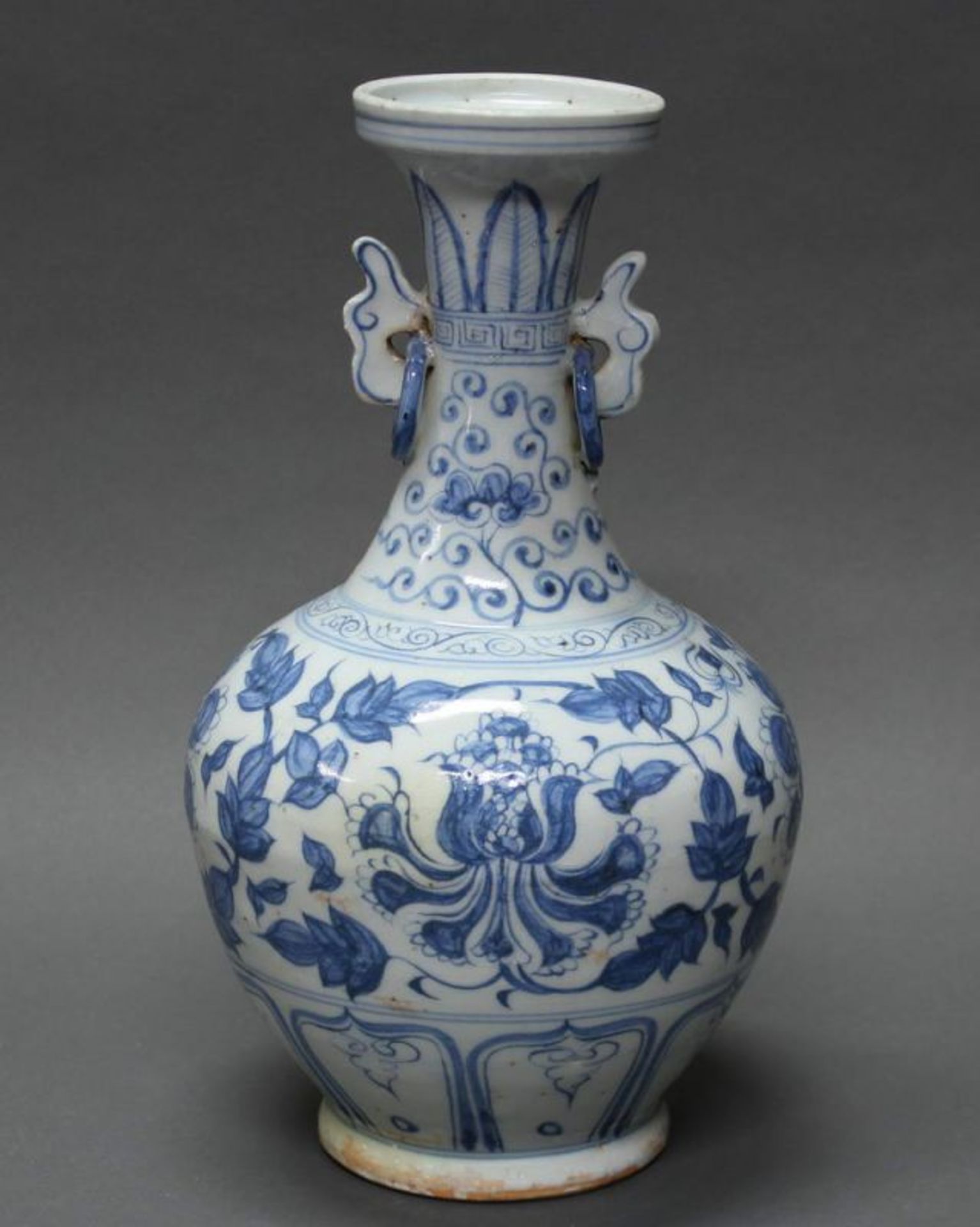 Flaschenhals-Vase, China, 20. Jh., Porzellan, floraler Blaudekor, Ringe als Handhaben, 34 cm hoch