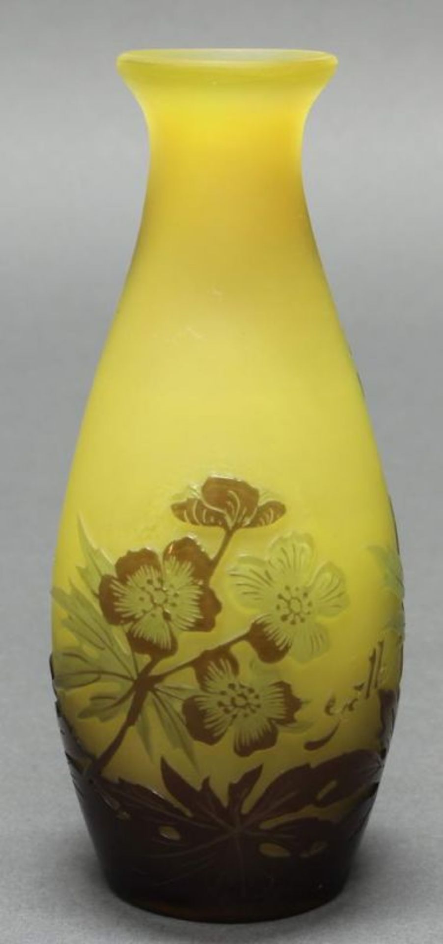 Vase, Emile Gallé, 1906-1914, Glas, brauner Überfangdekor mit Hahnenfuß, matt-gelber Fond, - Image 2 of 4