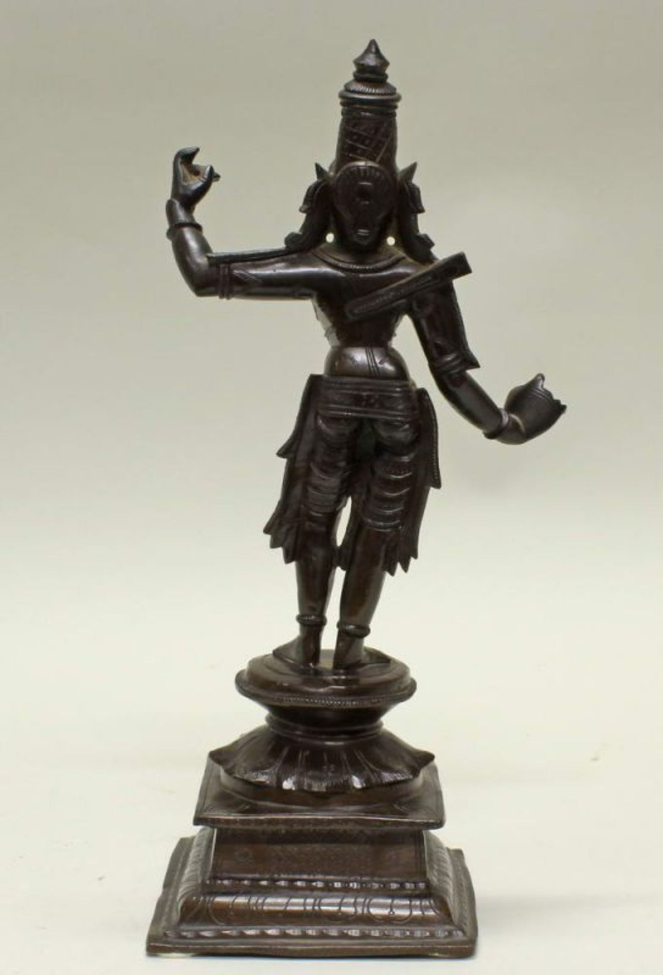 Skulptur, "Vishnu", Indien, 20. Jh., Bronze, 31 cm hoch 20.00 % buyer's premium on the hammer - Image 2 of 3