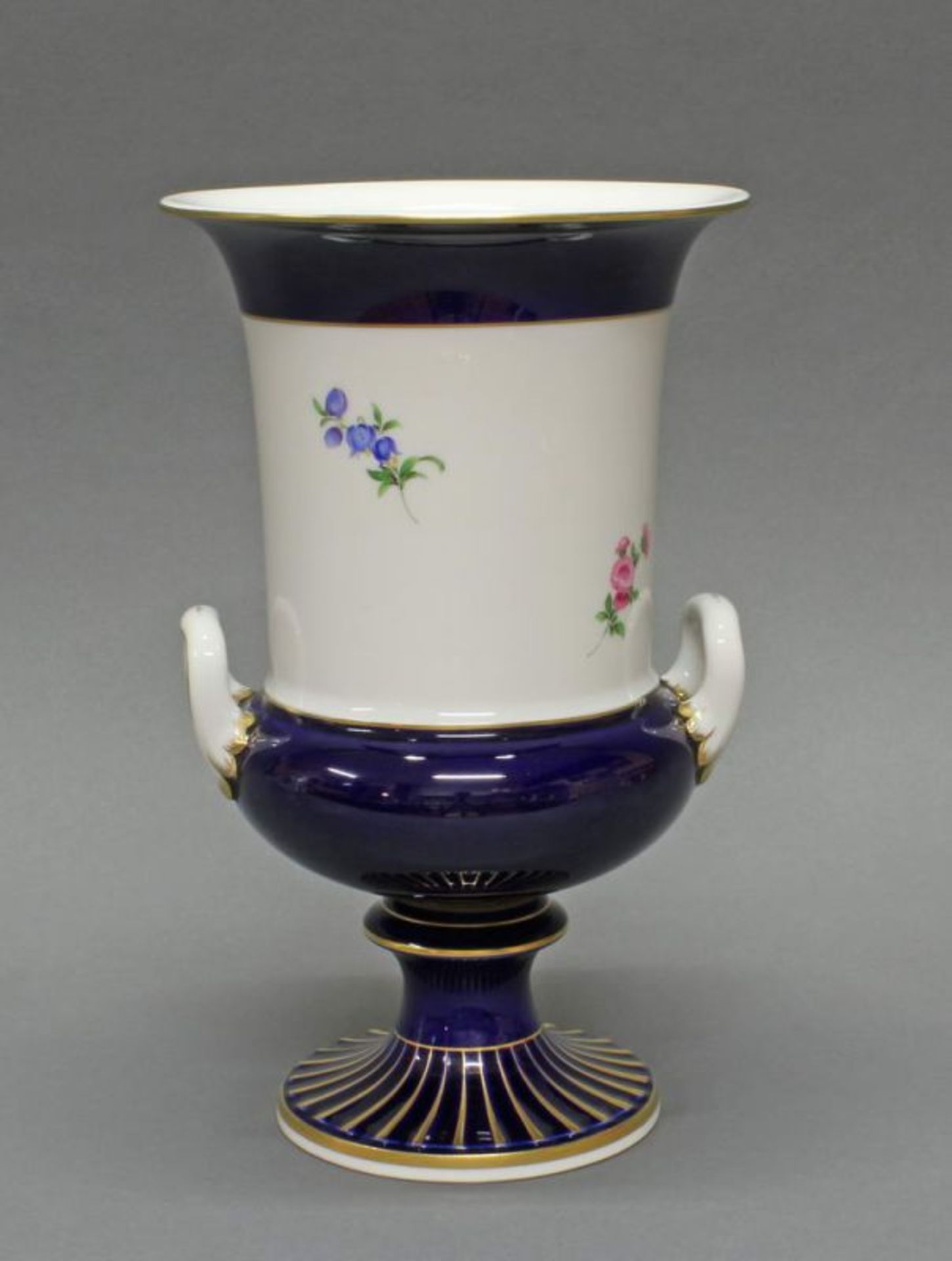 Kratervase, Meissen, Schwertermarke, 2. Wahl, bunte Blumen, weißer und königsblauer Fond, - Image 2 of 3