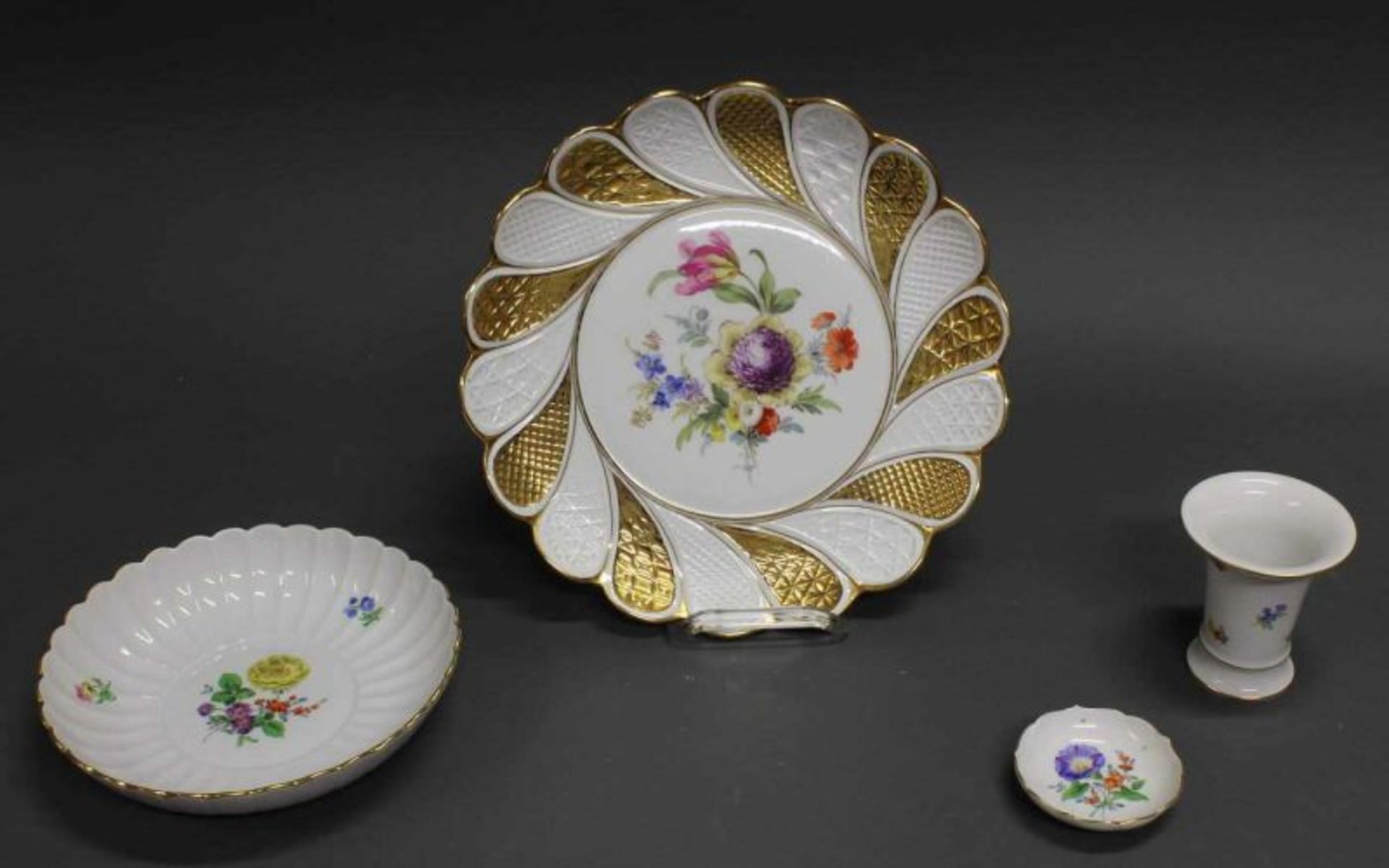 Platte, Meissen, Schwertermarke, 1850-1924, 1. Wahl, Reliefrand, bunte Blumen, Goldstaffage, ø 28.