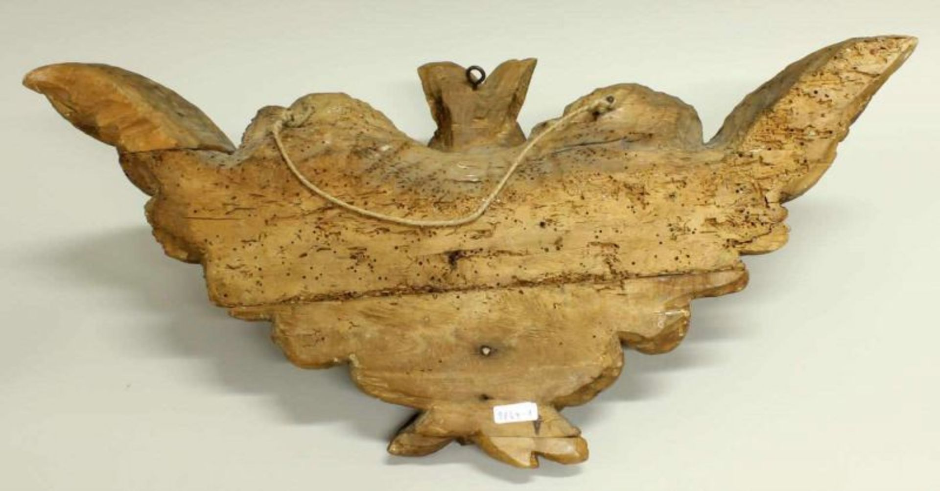 Paar Engelsköpfe, Holz geschnitzt, 18./19. Jh., teils gefasst, kleine Beschädigungen, 58 cm hoch - Image 2 of 2
