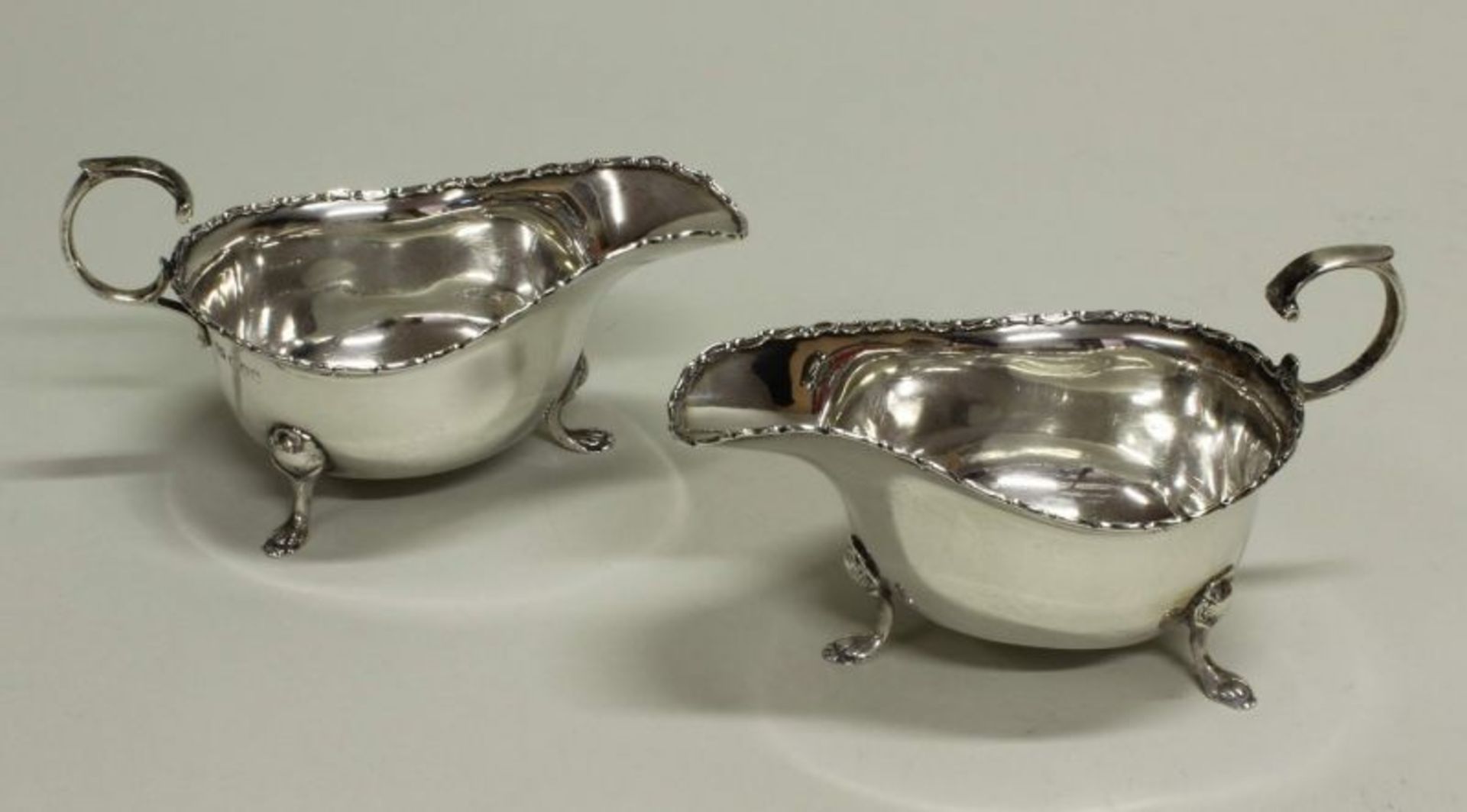 Paar Saucièren, Silber 925, London, 1912, Robert Pringle & Sons, auf drei Füßchen, 8 cm hoch, zus.