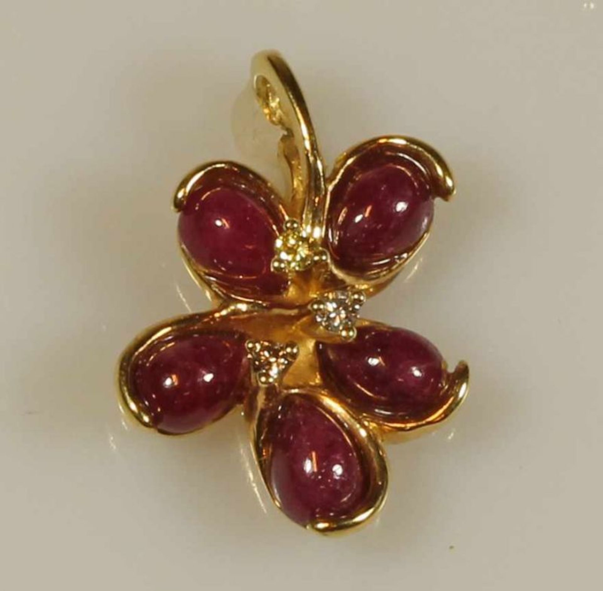 Anhänger, "Blüte", GG 585, 5 Rubin-Cabochons, 3 kleine, verschieden farbige Diamanten, 4 g 20.00 %