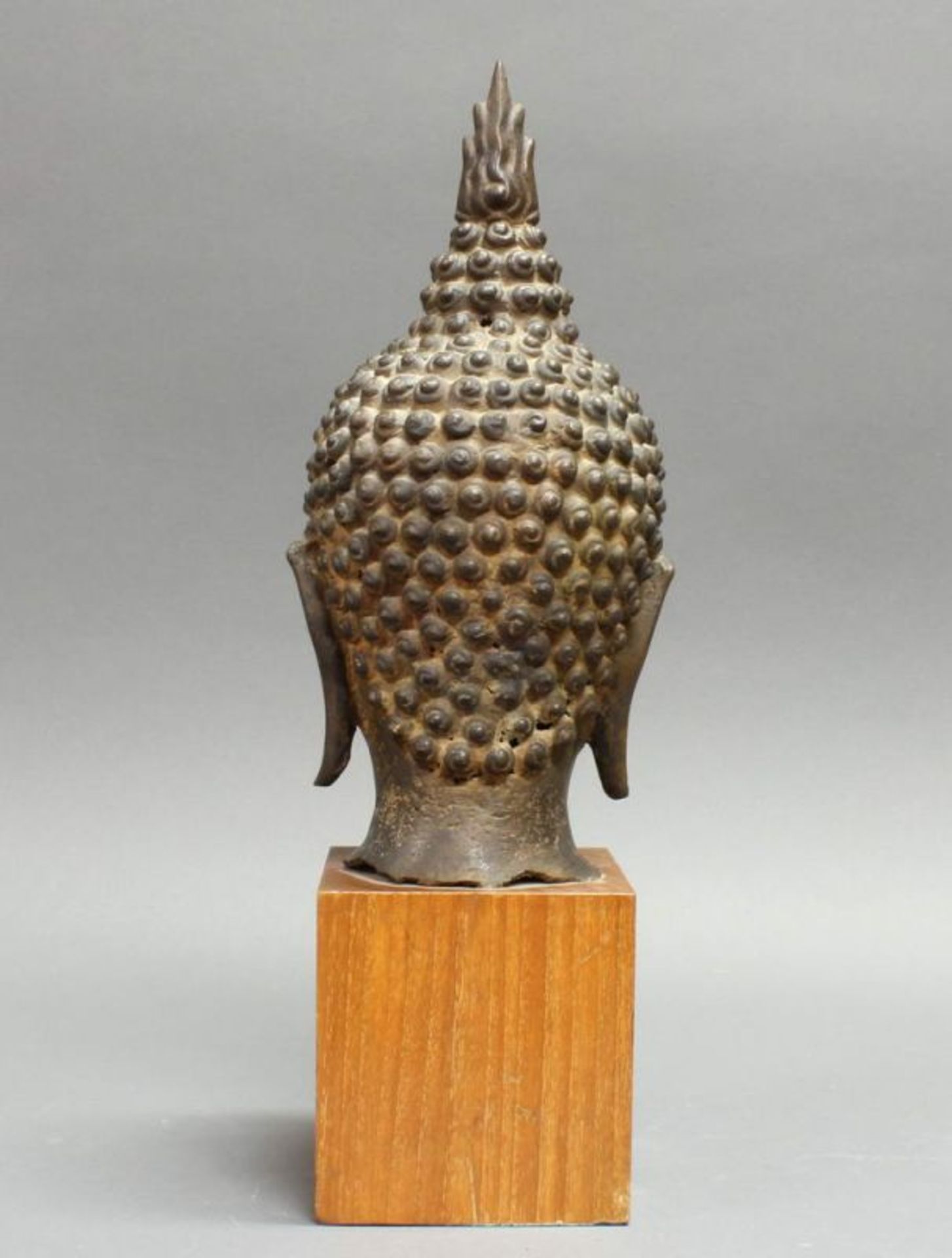 Buddhakopf, Thailand, 20. Jh., Bronze, auf Holzsockel, 31 cm bzw. 42 cm hoch (mit Sockel), kleine - Image 3 of 3