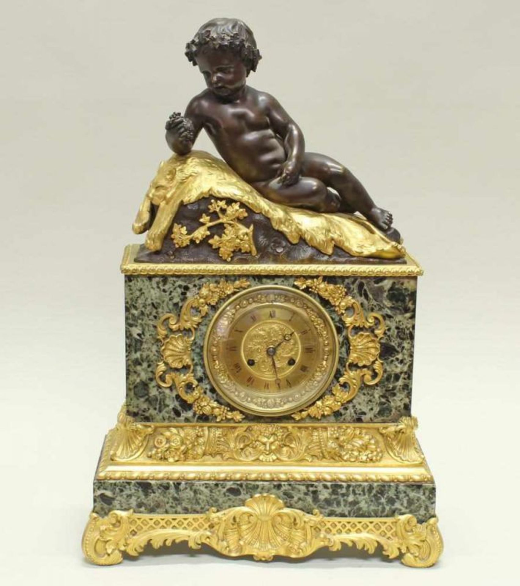 Kaminuhr, Frankreich, um 1850, Gehäuse aus grünem Marmor und vergoldeter Bronze, oben ein