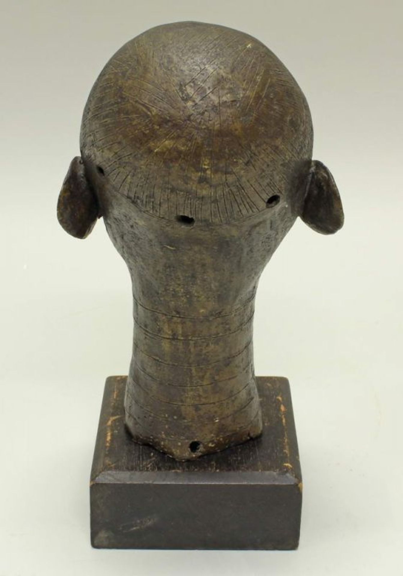 Kopf, Bronze, Benin, Afrika, auf Holzsockel, 23 cm bzw. 28 cm. Provenienz: Rheinische Privatsammlung - Image 3 of 5