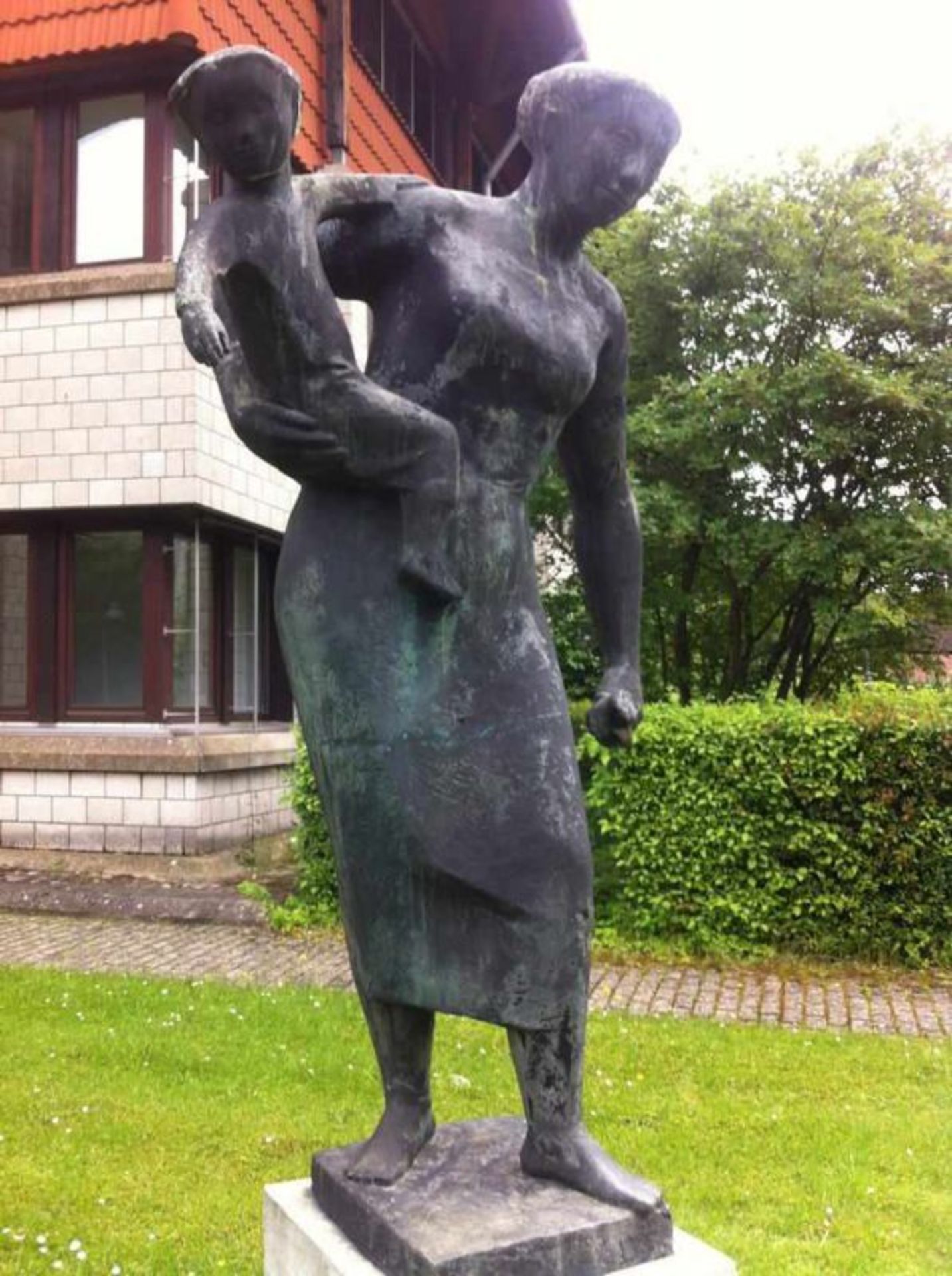 Bronze, "Frau mit Kind", auf dem Sockel monogrammiert und datiert HV (ligiert) 57 und bezeichnet - Image 3 of 6