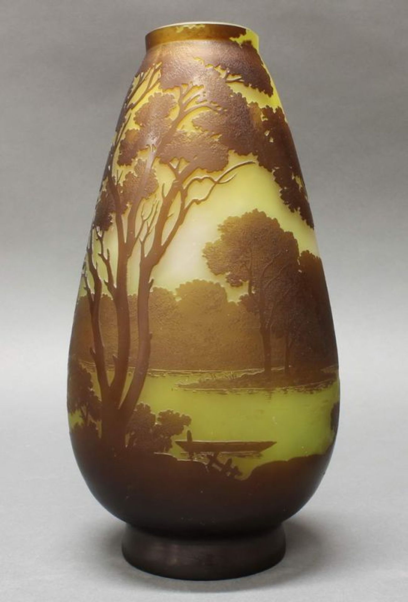 Vase, Emile Gallé, 1906-1914, Glas, brauner Überfangdekor mit baumbestandener Flusslandschaft auf