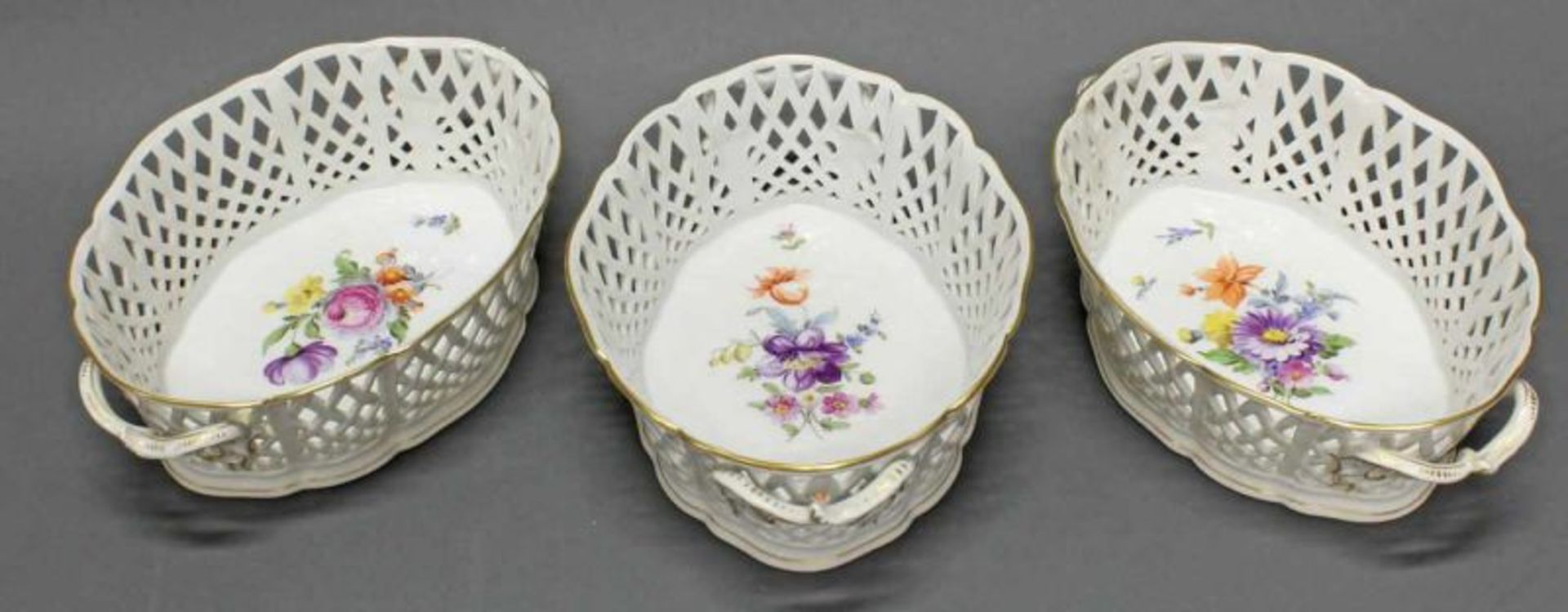 3 Körbe, Nymphenburg, bunte Blumen, zwei Handhaben, Goldrand, 7 x 23.5 x 16.5 cm 20.00 % buyer's