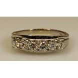 Ring, WG 585, 6 Brillanten zus. ca. 0.55 ct., etwa fw-w/lpr.-vvs, Goldgewicht ca. 4 g, RM 19 20.00 %