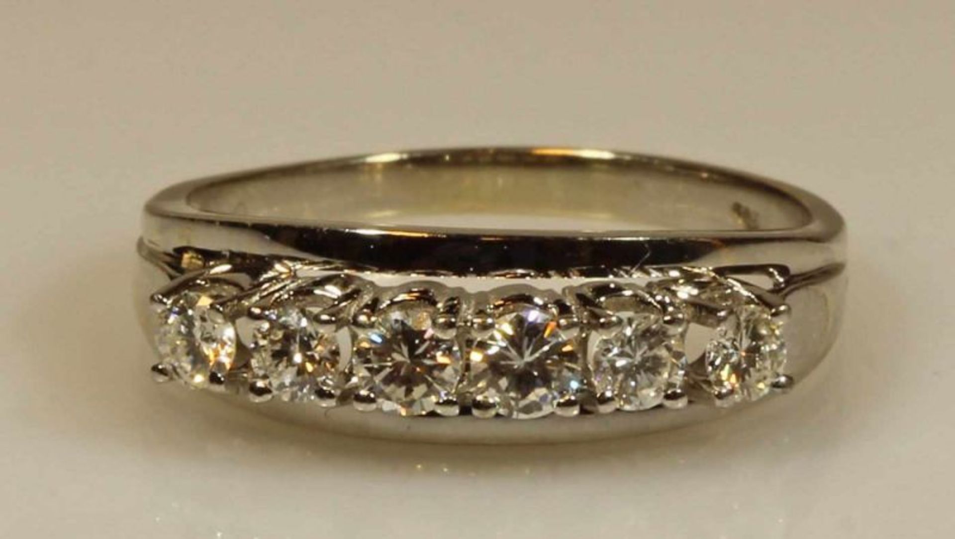 Ring, WG 585, 6 Brillanten zus. ca. 0.55 ct., etwa fw-w/lpr.-vvs, Goldgewicht ca. 4 g, RM 19 20.00 %
