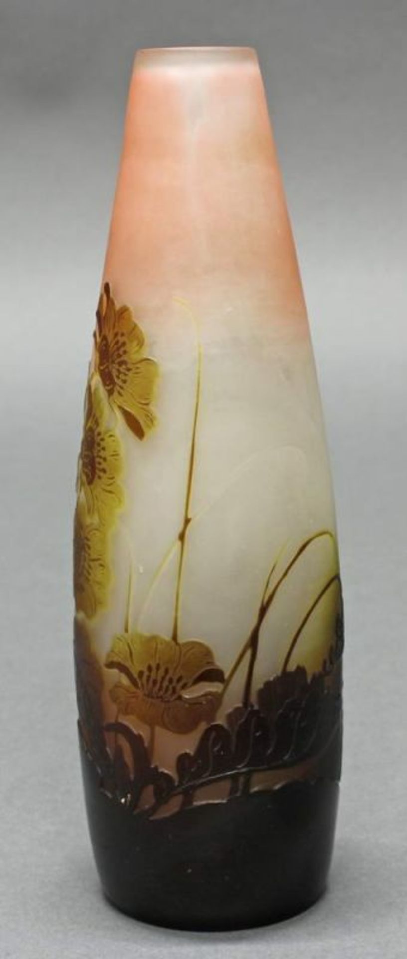 Vase, Emile Gallé, 1906-1914, Glas, brauner Überfangdekor mit Hahnenfuß, Abendstimmung, Fond weiß - Image 2 of 4