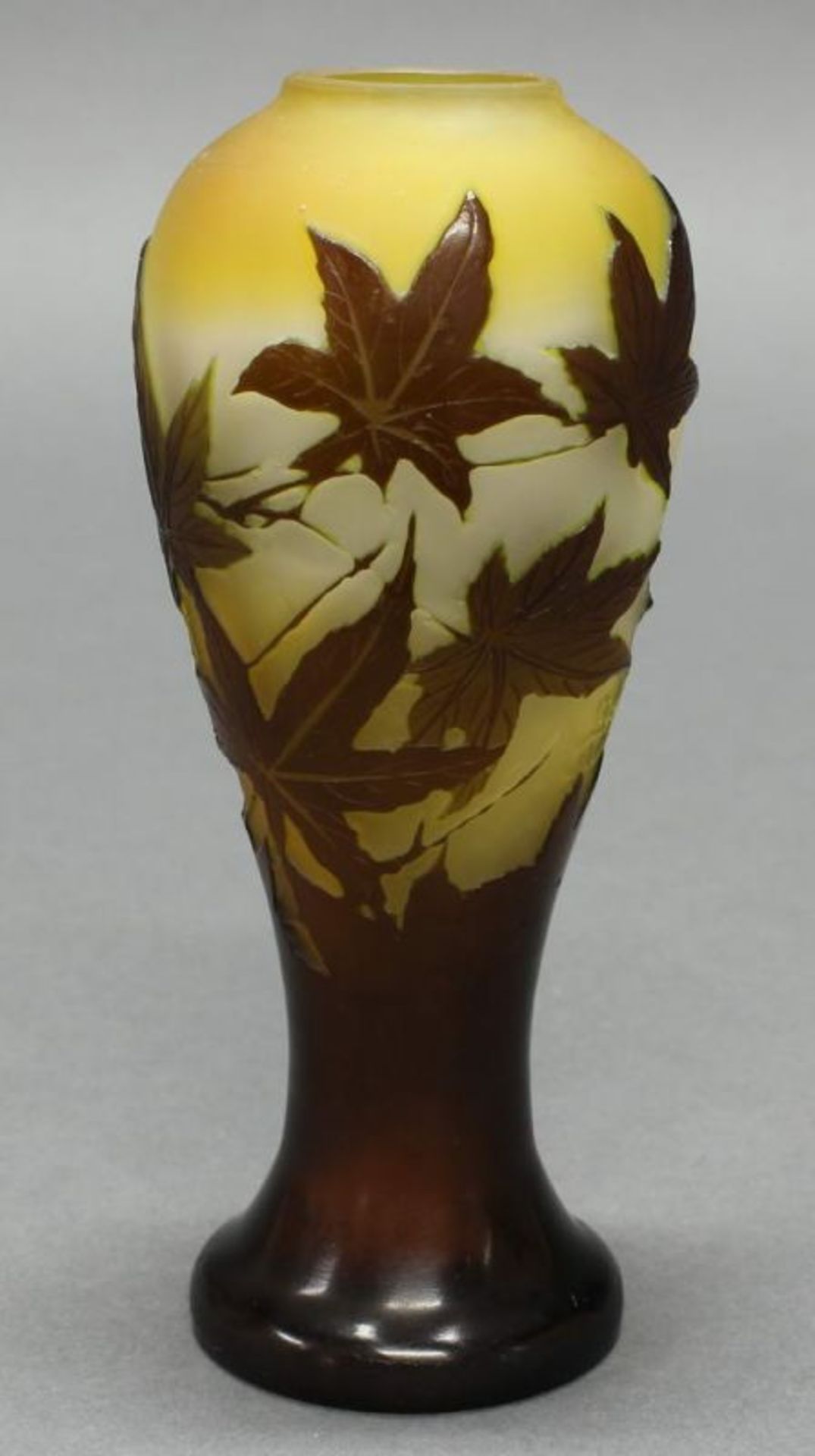 Vase, Emile Gallé, 1906-1914, Glas, brauner Überfangdekor mit Blättern, honigfarben-milchiger