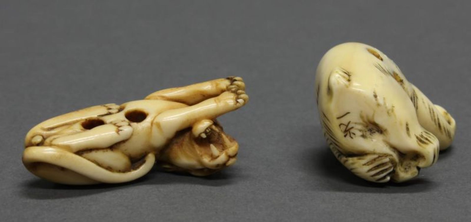 2 Netsuke, "Liegender Tiger", "Affe", Japan, 19./20. Jh., Hirschhorn bzw. Elfenbein, geschnitzt, - Image 3 of 3