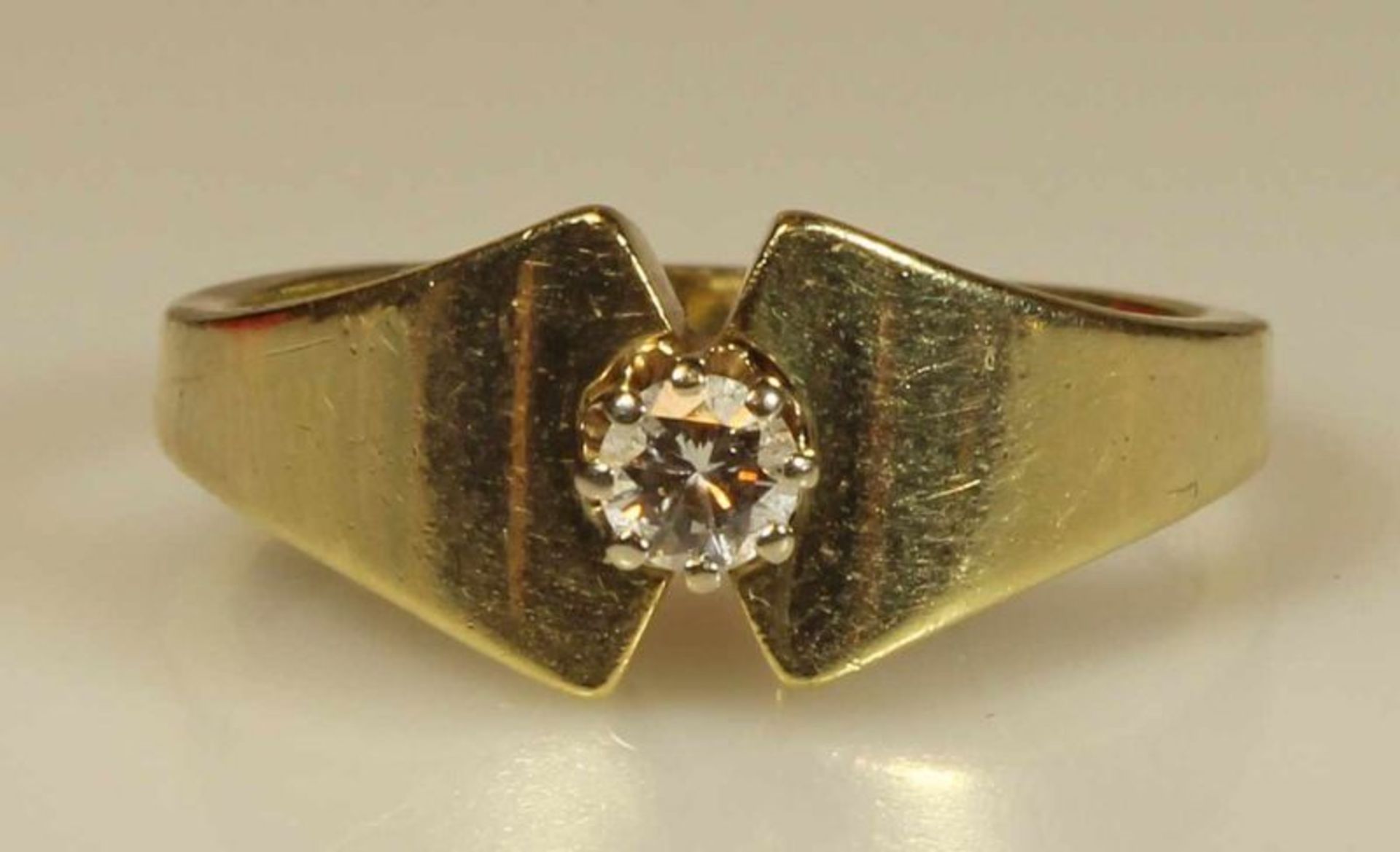 Ring, GG 585, 1 Brillant, gepunzt 0.1 ct., 4 g, RM 18 20.00 % buyer's premium on the hammer price