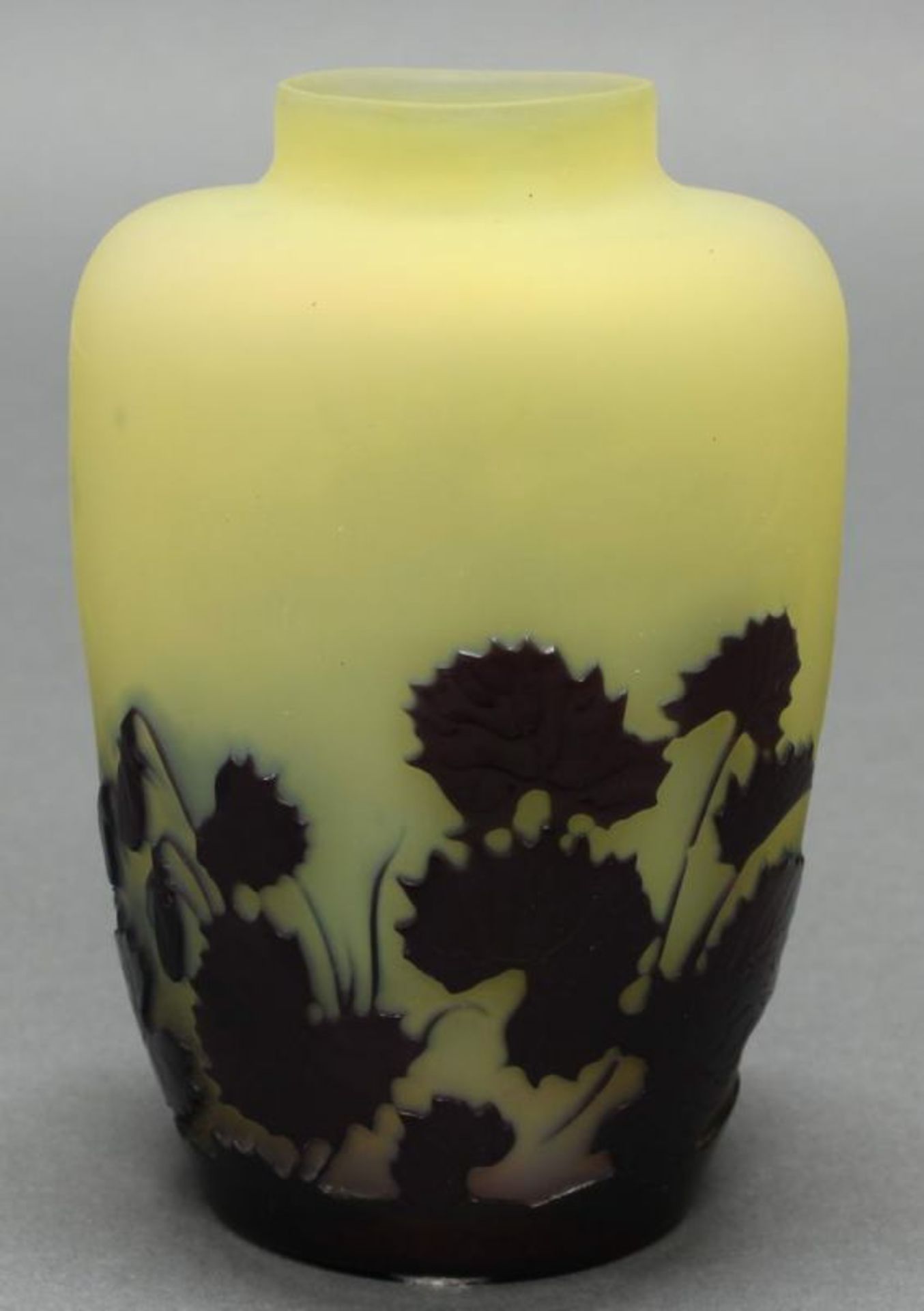 Vase, Emile Gallé, 1904-1916, Glas, leicht abgeflacht, rot-brauner Überfangdekor mit Glockenblumen - Image 2 of 4