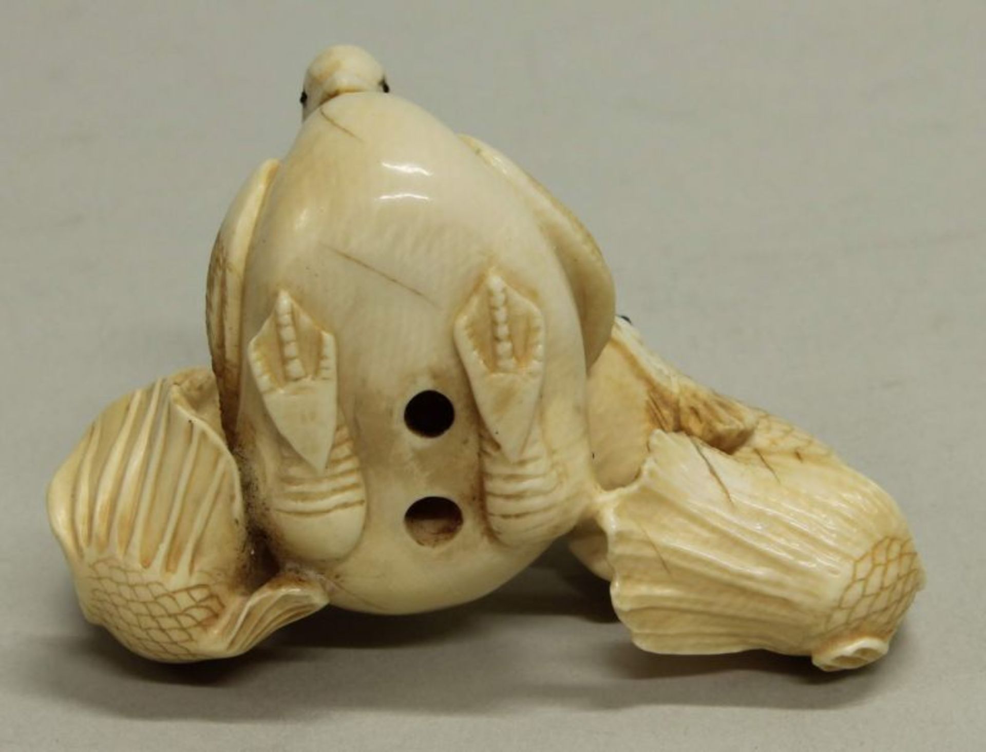 Netsuke, "Karpfen mit Gans", China, um 1930, Elfenbein, geschnitzt, 3 cm hoch 20.00 % buyer's - Image 4 of 4