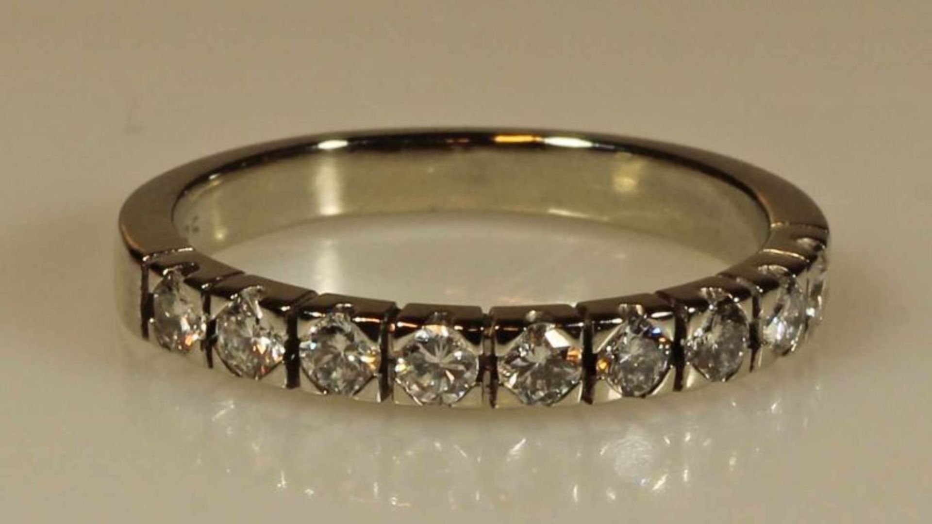 Memoirering, WG 585, 9 Brillanten zus. ca. 0.40 ct, 2 g , RM 17 20.00 % buyer's premium on the