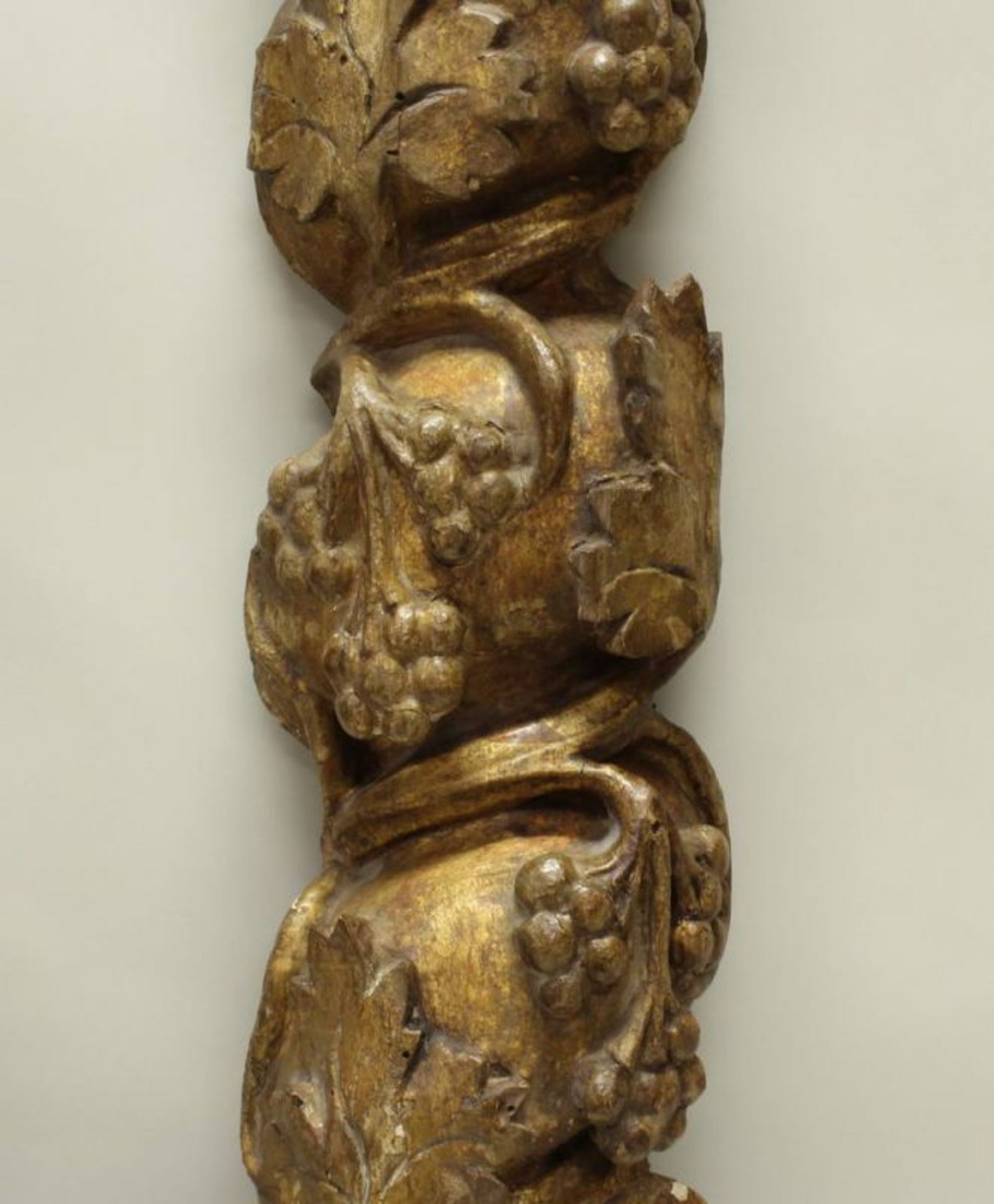 2 Halbsäulen, Holz geschnitzt, gefasst, 19. Jh., gedrehter Schaft mit Weinreben, 118 cm hoch, - Image 3 of 5