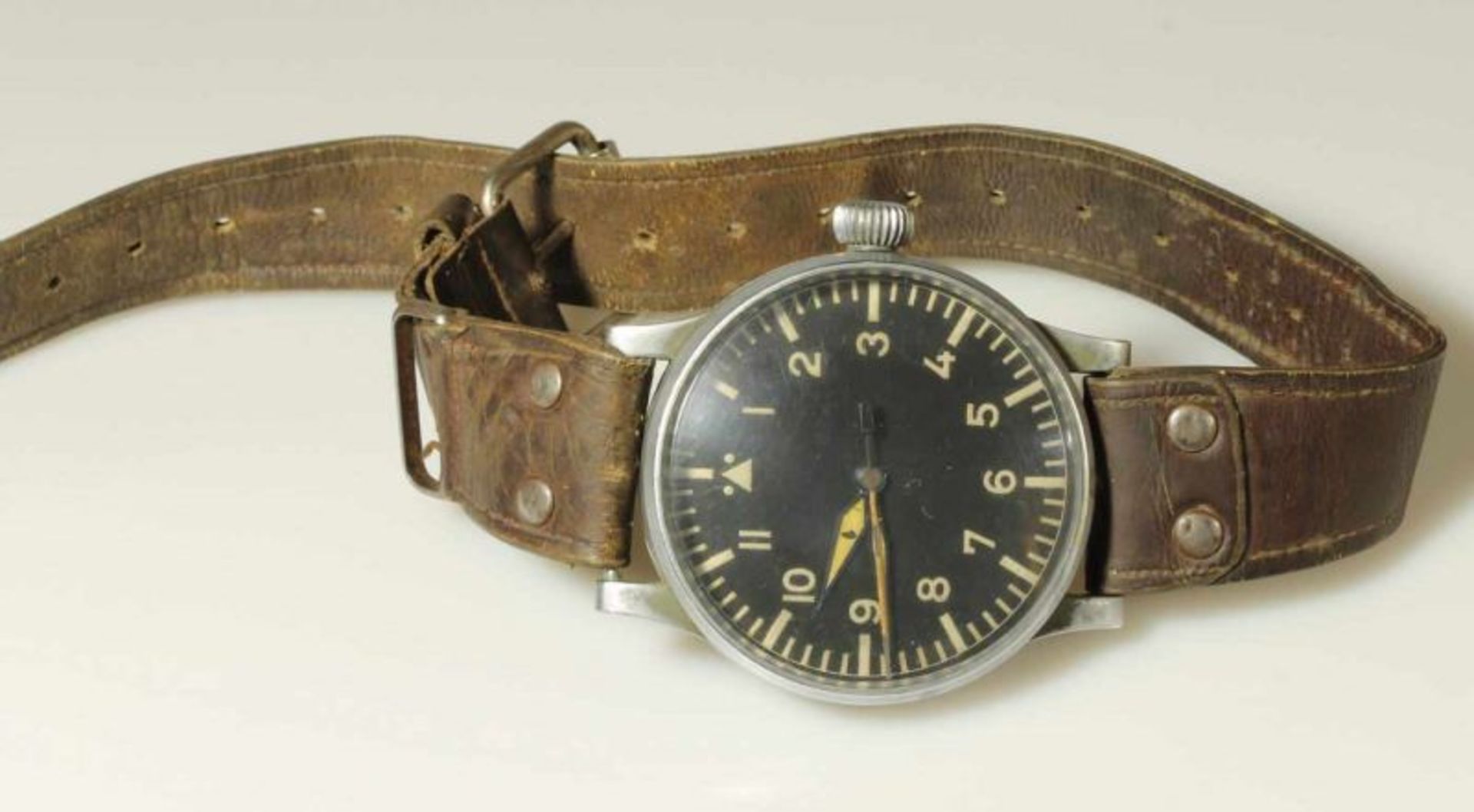 Flieger-/Beobachtungsuhr, 1940er Jahre (2. Weltkrieg), auf dem Innendeckel graviert: Hersteller - Image 2 of 2