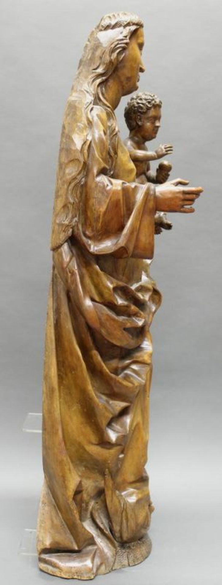Skulptur, Holz geschnitzt, "Madonna mit Kind", wohl Lindenholz, Nürnberg um 1520/1525, - Image 4 of 6