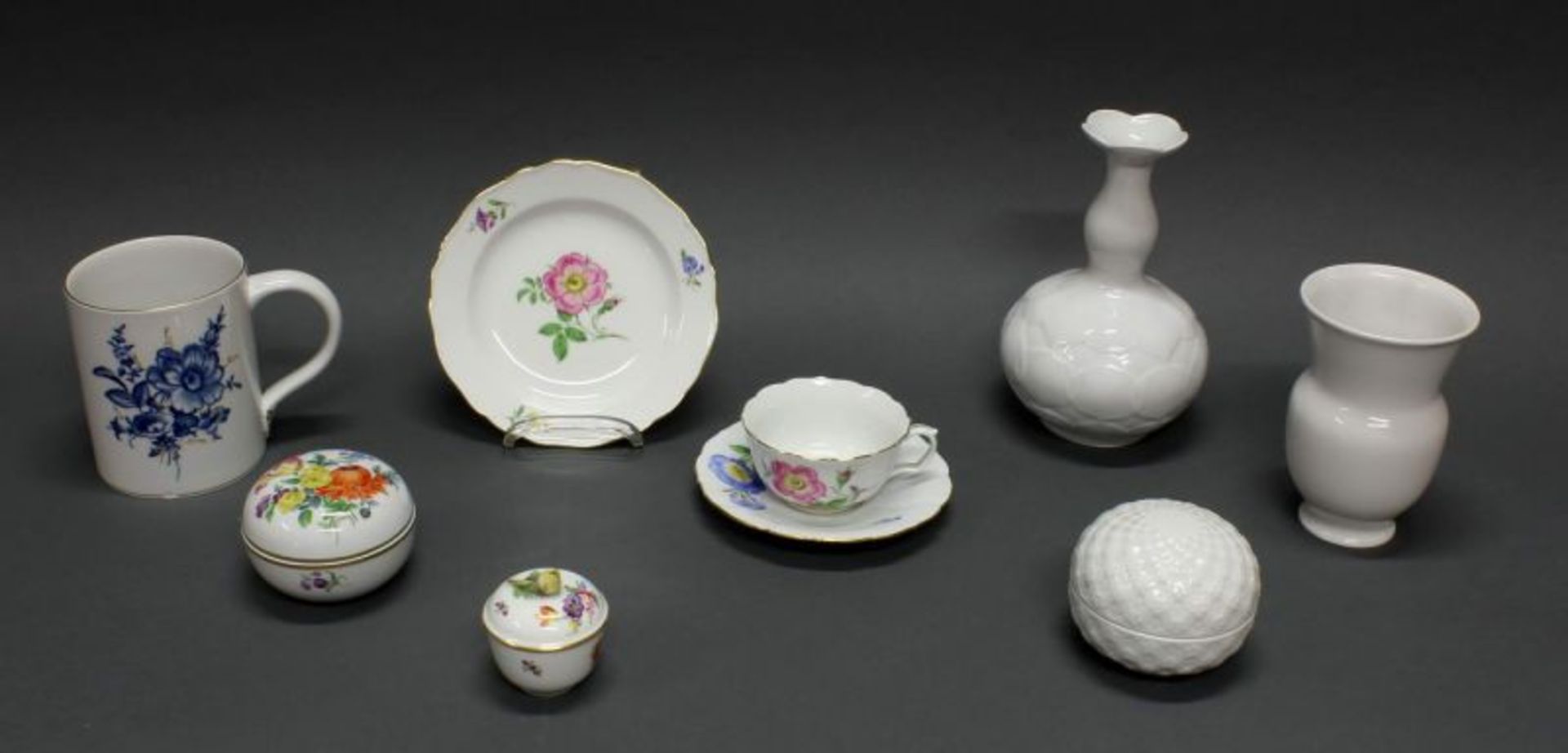 Konvolut, Meissen, Schwertermarke, 1. Wahl, diverse Dekore: Deckeldose (1850-1924, Knospe mit Chip),