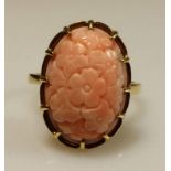 Ring, GG 750, floral geschnitzter Korall-Cabochon, 8 g, RM 16 20.00 % buyer's premium on the