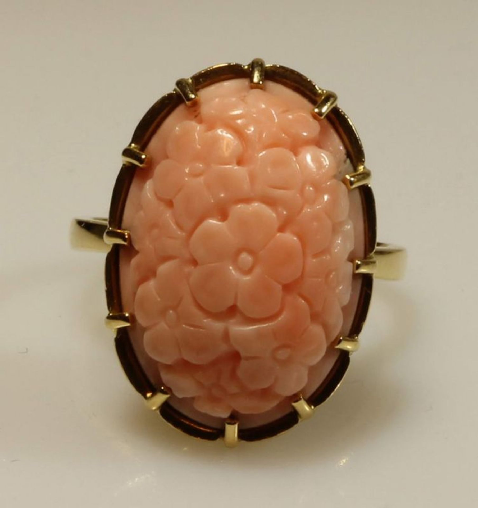 Ring, GG 750, floral geschnitzter Korall-Cabochon, 8 g, RM 16 20.00 % buyer's premium on the