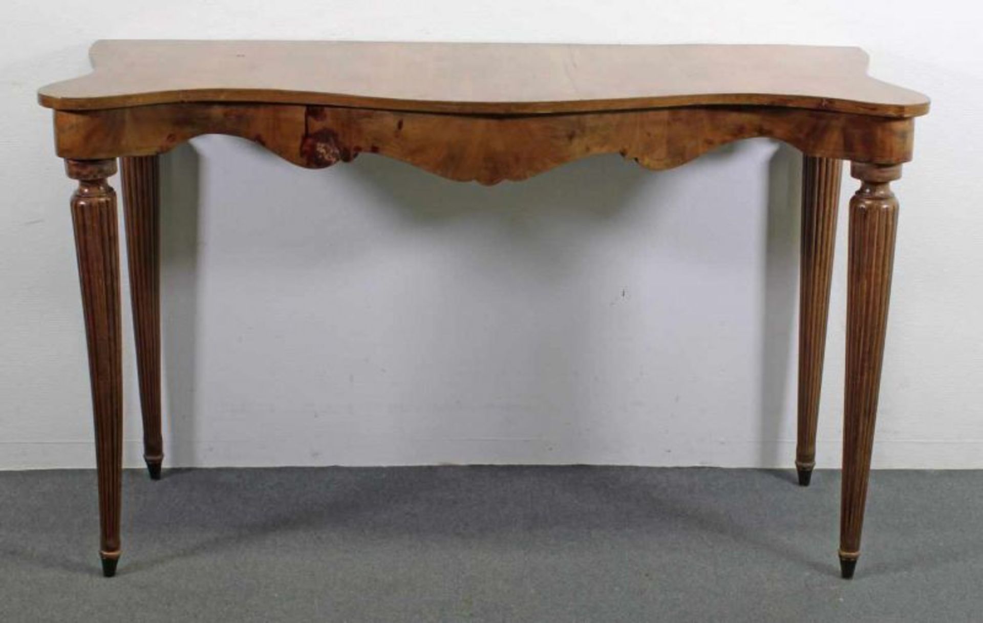 Konsoltisch, um 1800, Nussholz/Buche, 79 x 130 x 50.5 cm, fleckig, Beine wohl nicht original 20.00 %