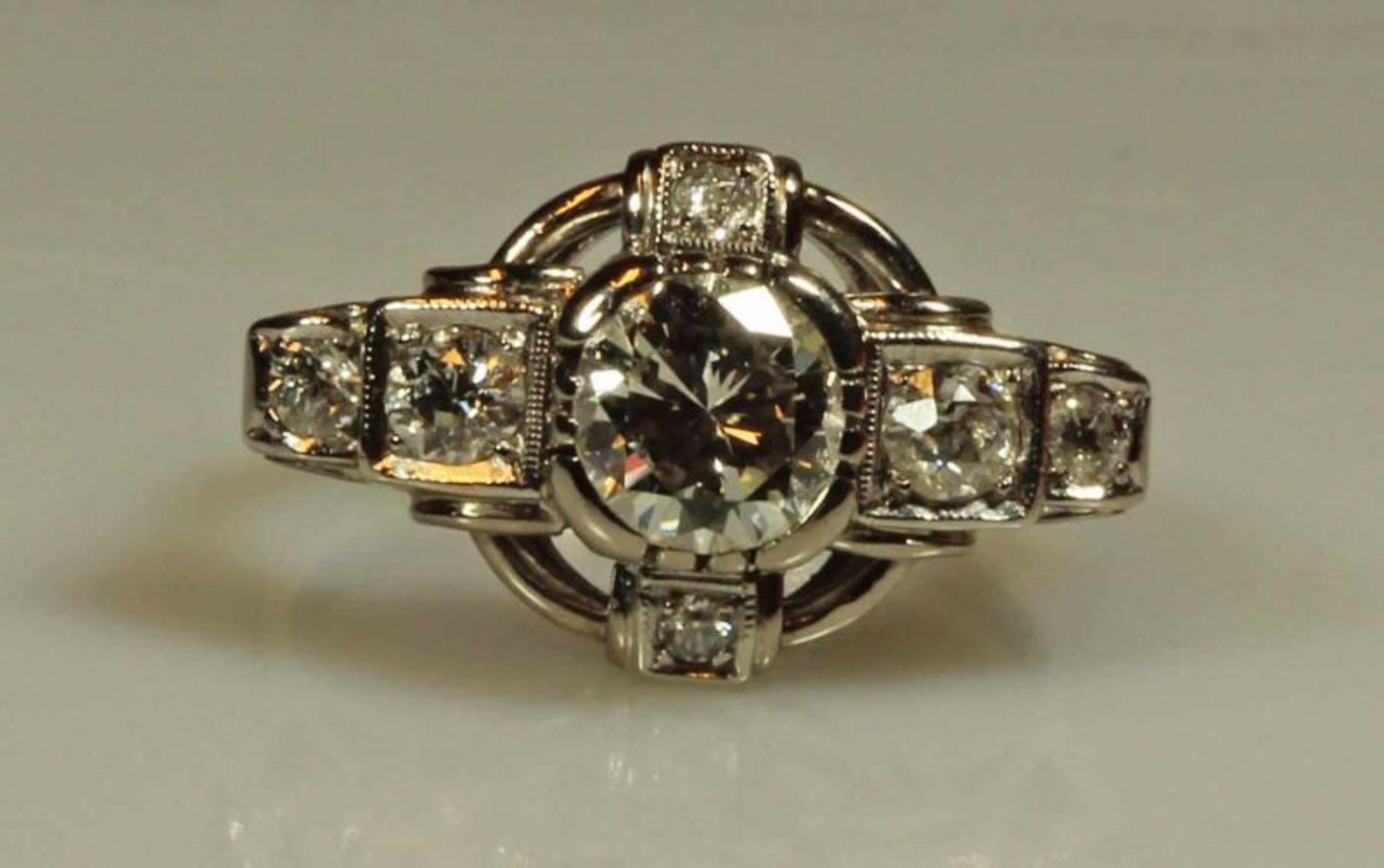 Ring, WG 585, 1 Brillant ca. 0.86 ct., tcr/vvs, 6 Altschliffdiamanten, 5 g, RM 17 20.00 % buyer's