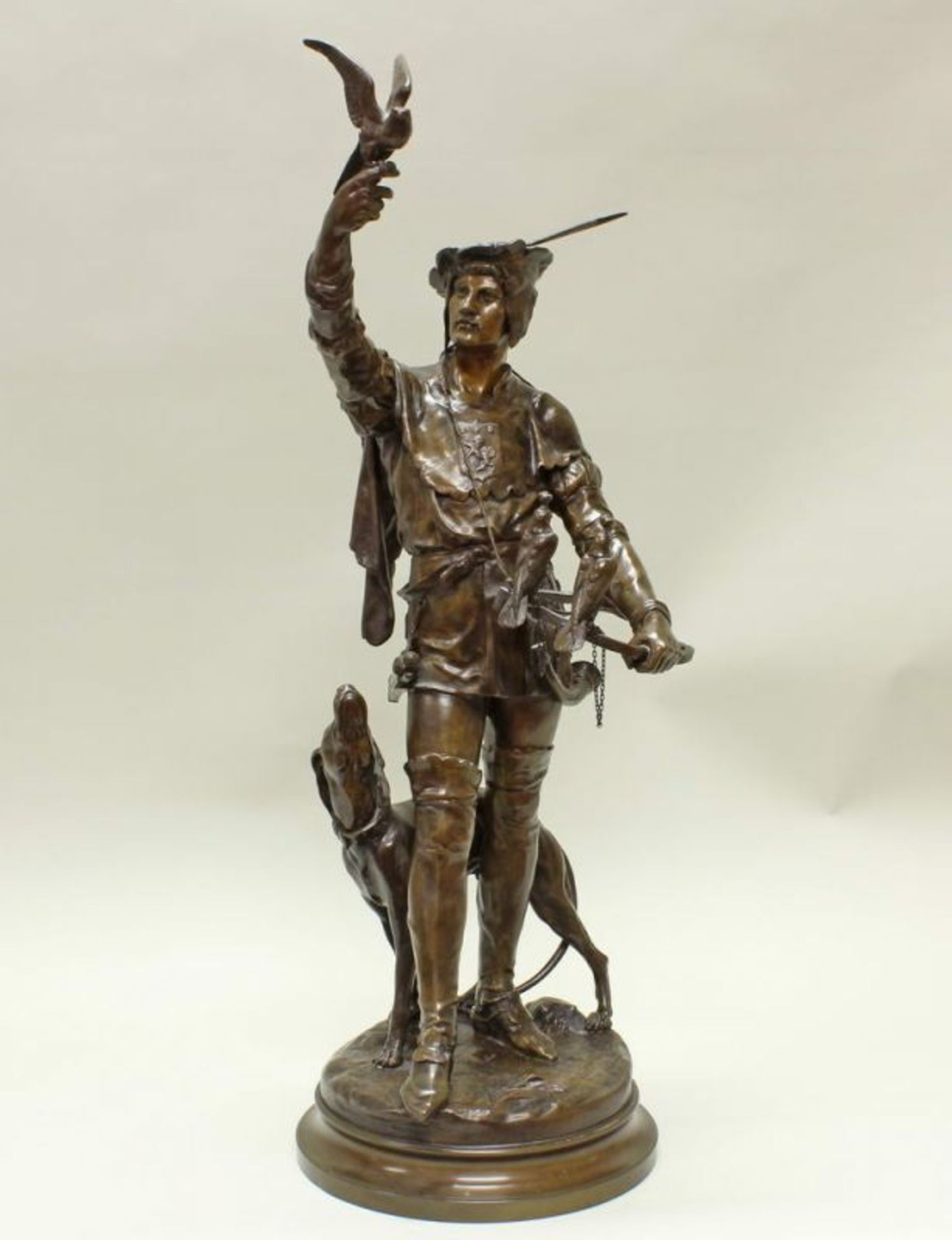 Bronze, braun patiniert, "Falconnier/Falkner", auf der Standfläche bezeichnet E. Picault, verso