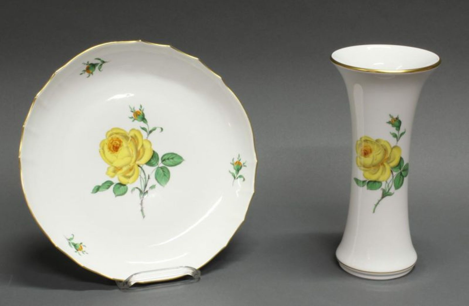Platte und Vase, Meissen, Schwertermarke, 2. Wahl, gelbe Rose, Goldrand, ø 28.5 cm bzw. 25.3 cm hoch