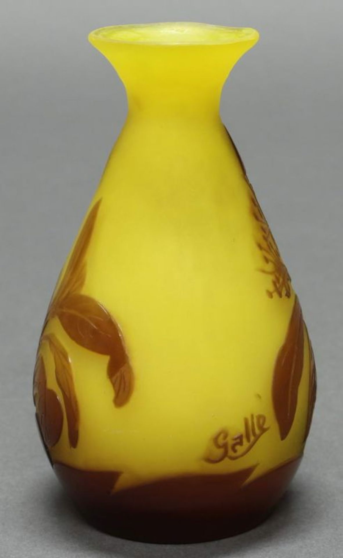 Vase, Emile Gallé, 1906-1914, Glas, brauner Überfangdekor mit Obstblüten, matt-gelber Grund, - Image 2 of 4