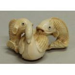 Netsuke, "Karpfen mit Gans", China, um 1930, Elfenbein, geschnitzt, 3 cm hoch 20.00 % buyer's