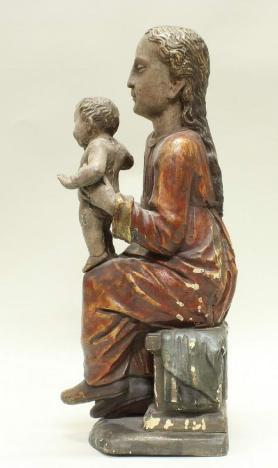 Skulptur, Holz geschnitzt, "Muttergottes mit Kind", im gotischen Stil, 19./20. Jh., Fassung - Image 3 of 5