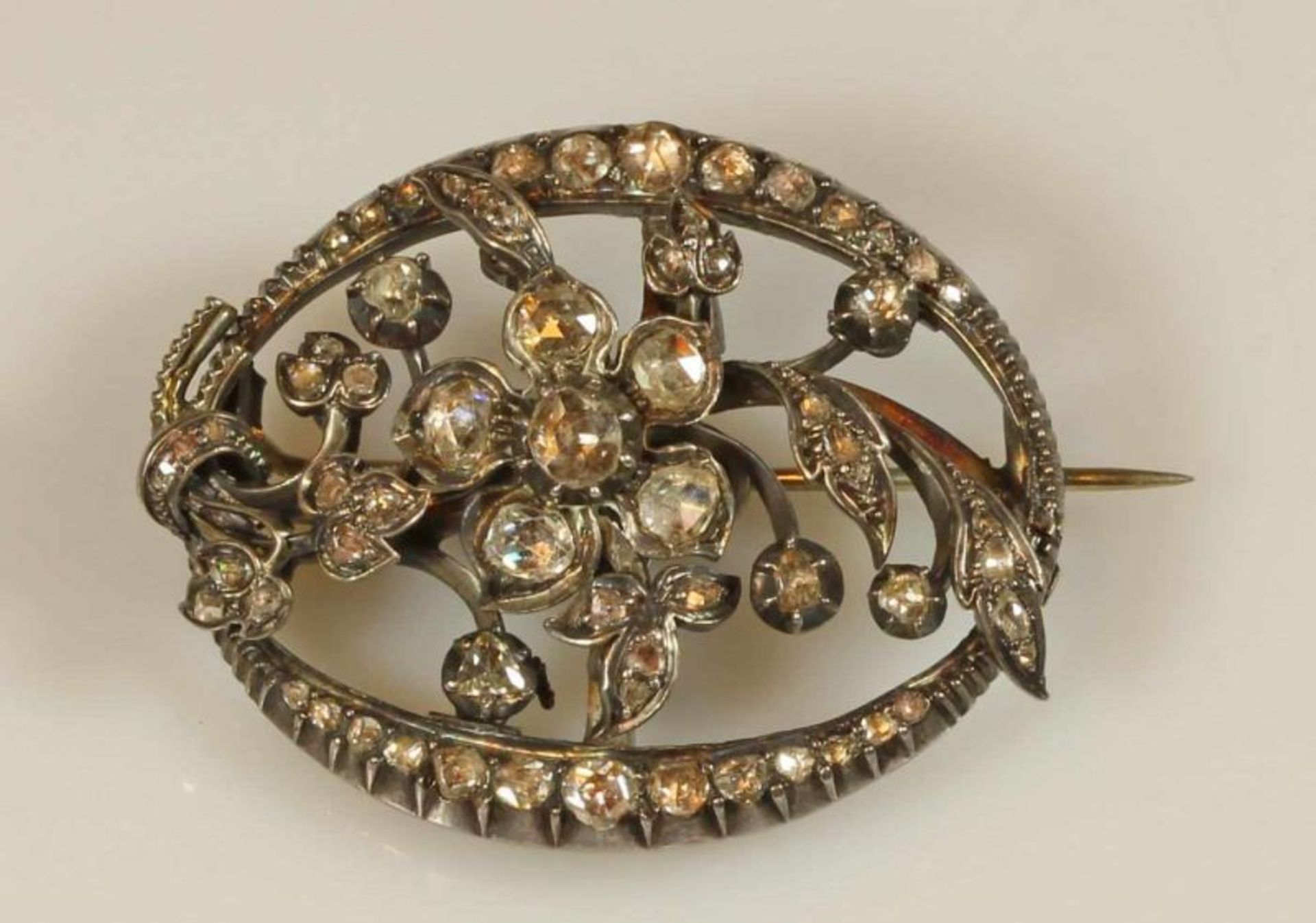 Brosche, Biedermeier, um 1830, GG 750, Silber belötet, florales Motiv, ca. 65 folierte Diamant-Rosen