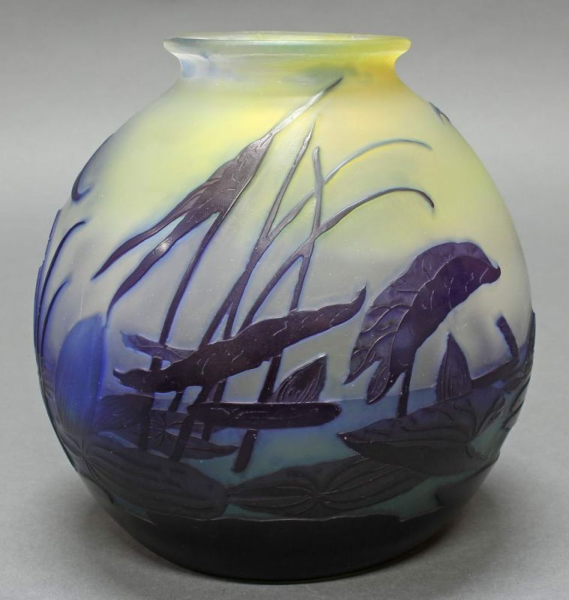 Vase, Emile Gallé, 1920er Jahre, Glas, blauer Überfangdekor mit Teichlandschaft mit Seerosen, - Image 2 of 4