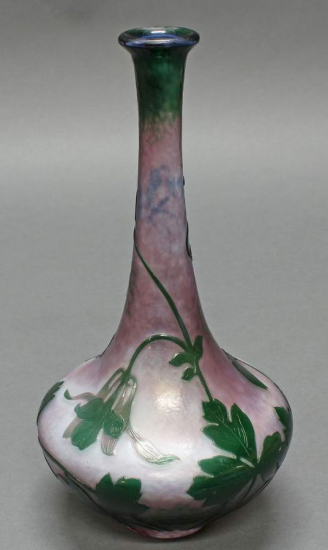 Martelévase, Daum, um 1900, Glas, grüner Überfangdekor mit Akelei, violett-weißer Grund, konische - Image 2 of 3